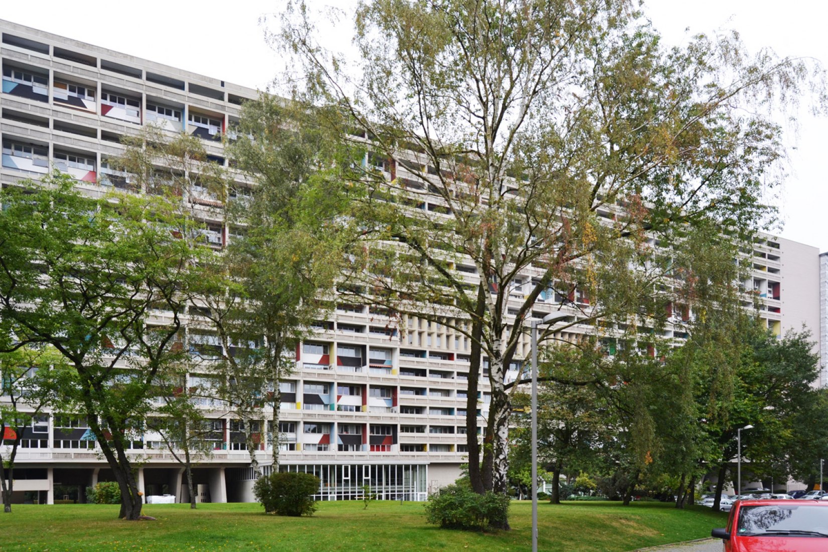 Vista exterior. Unité d'habitation de Le Corbusier en Berlín, Alemania. Fotografía © Branly Pérez.