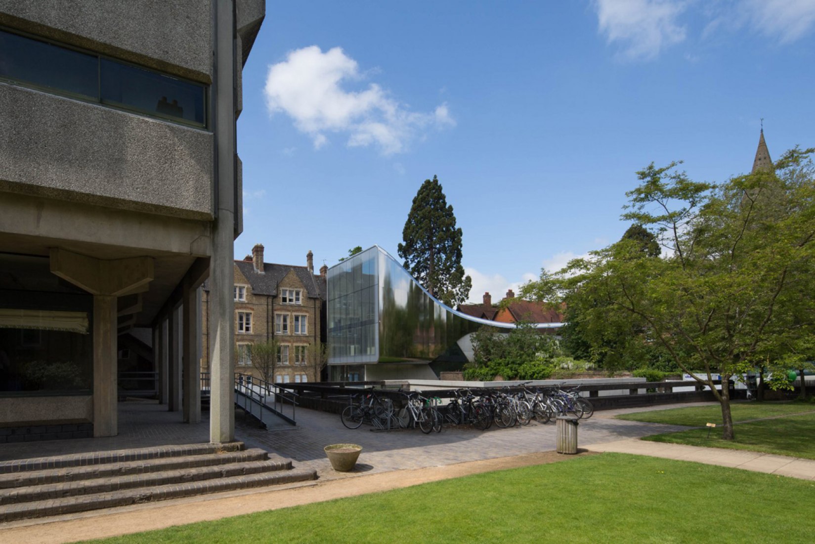 Vista exterior. Edificio Investcorp en la Universidad de Oxford por Zaha Hadid. Fotografía © Luke Hayes.