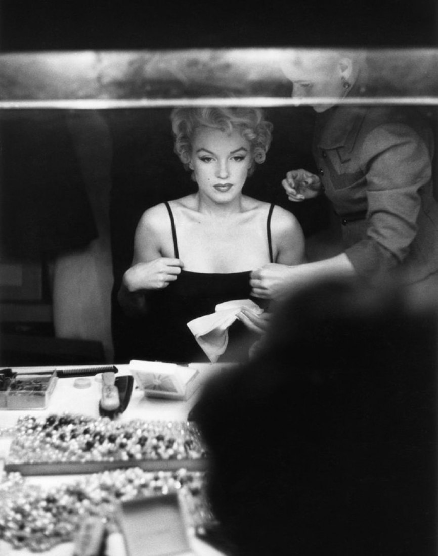 Marilyn Monroe in her dressing room, New York, 1955. © 1950-2012 Sam Shaw inc / Shaw Family Archives / Roger-Viollet.