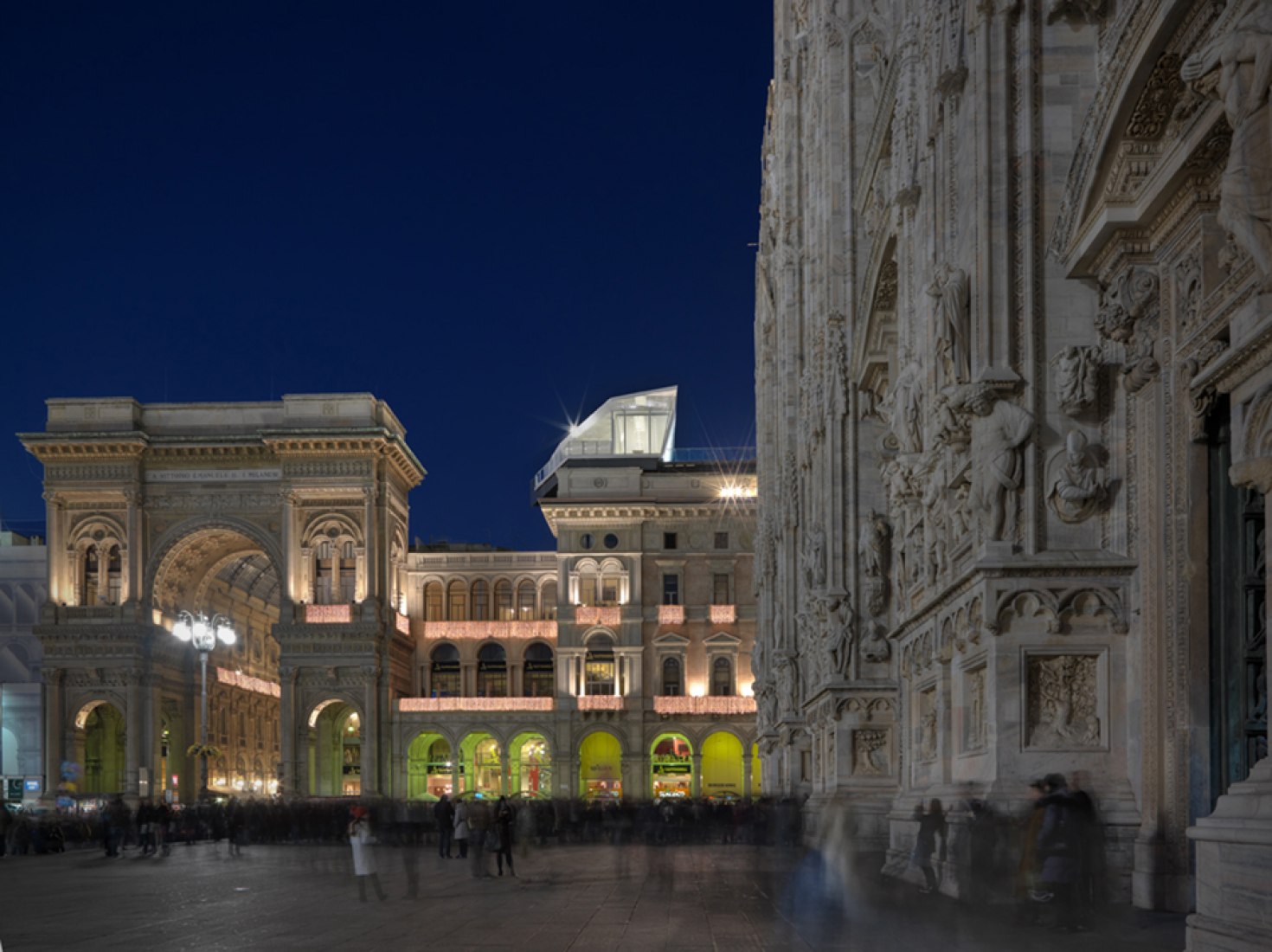 Vista nocturna de la  Piazza Duomo. The cube en Milán. Fotografía © Andrea Martiradonna.ew from Piazza Duomo. The cube in Milan. Photography © Andrea Martiradonna.