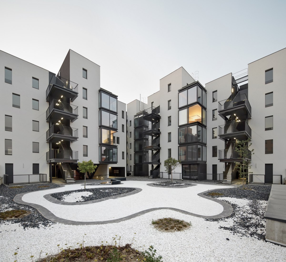 Courtyard of 46 social housing units in Madrid. Photography by Pegenaute. Courtesy of Estudio UNTERCIO. 