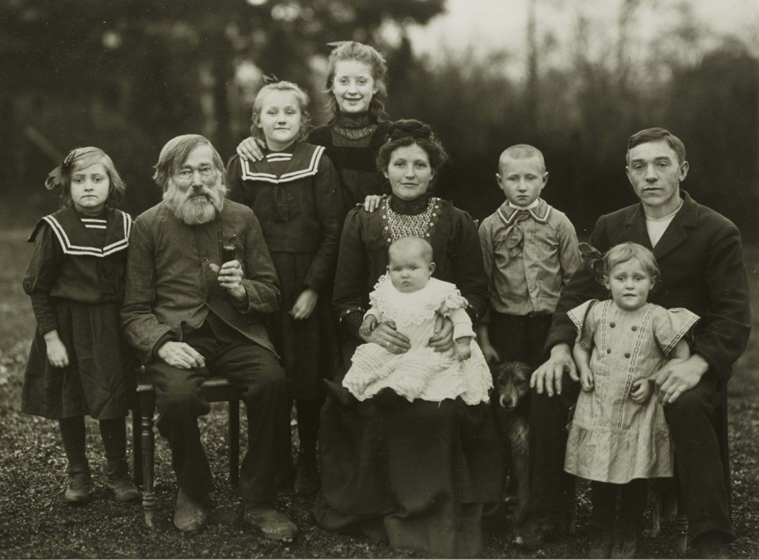 История жизни обычной семьи 19. Старинная семья. Старые семейные снимки. Старинные фотографии семьи. Старые снимки людей.
