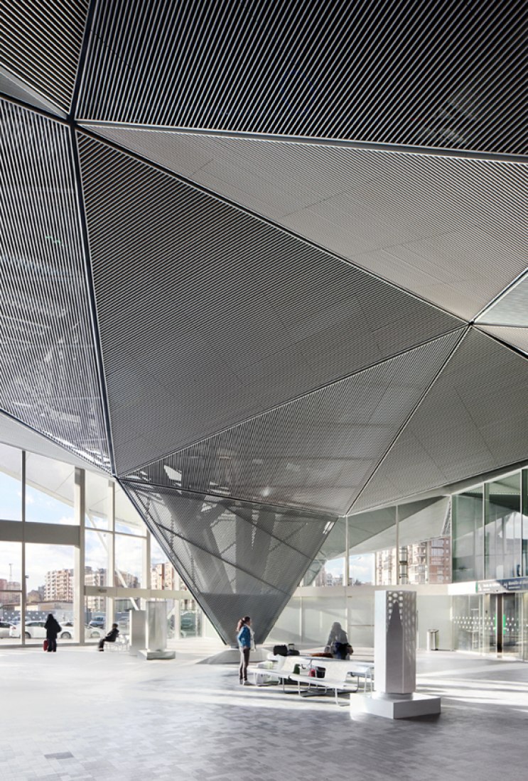 Visión interior accesos. Estación de alta velocidad de Logroño por Ábalos+Sentkiewicz Arquitectos. Fotografía © José Hevia.