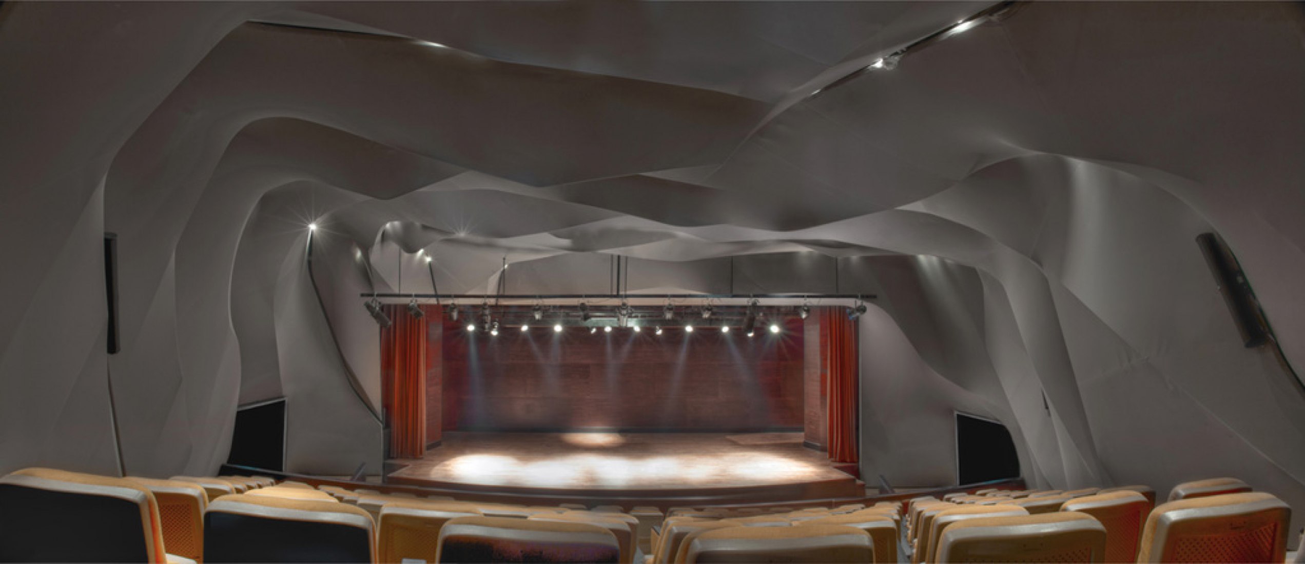 Vista frontal del escenario. Teatro Al Qasba por MAGMA ARCHITECTURE. Fotografía cortesía de Magma Architecture. © Torsten Seidel.