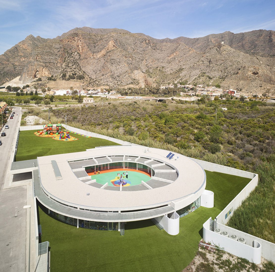 Centro de Educación Infantil en Callosa por ROCAMORA ARQUITECTURA + AMO Architectural Office slp. Fotografía © David Frutos.