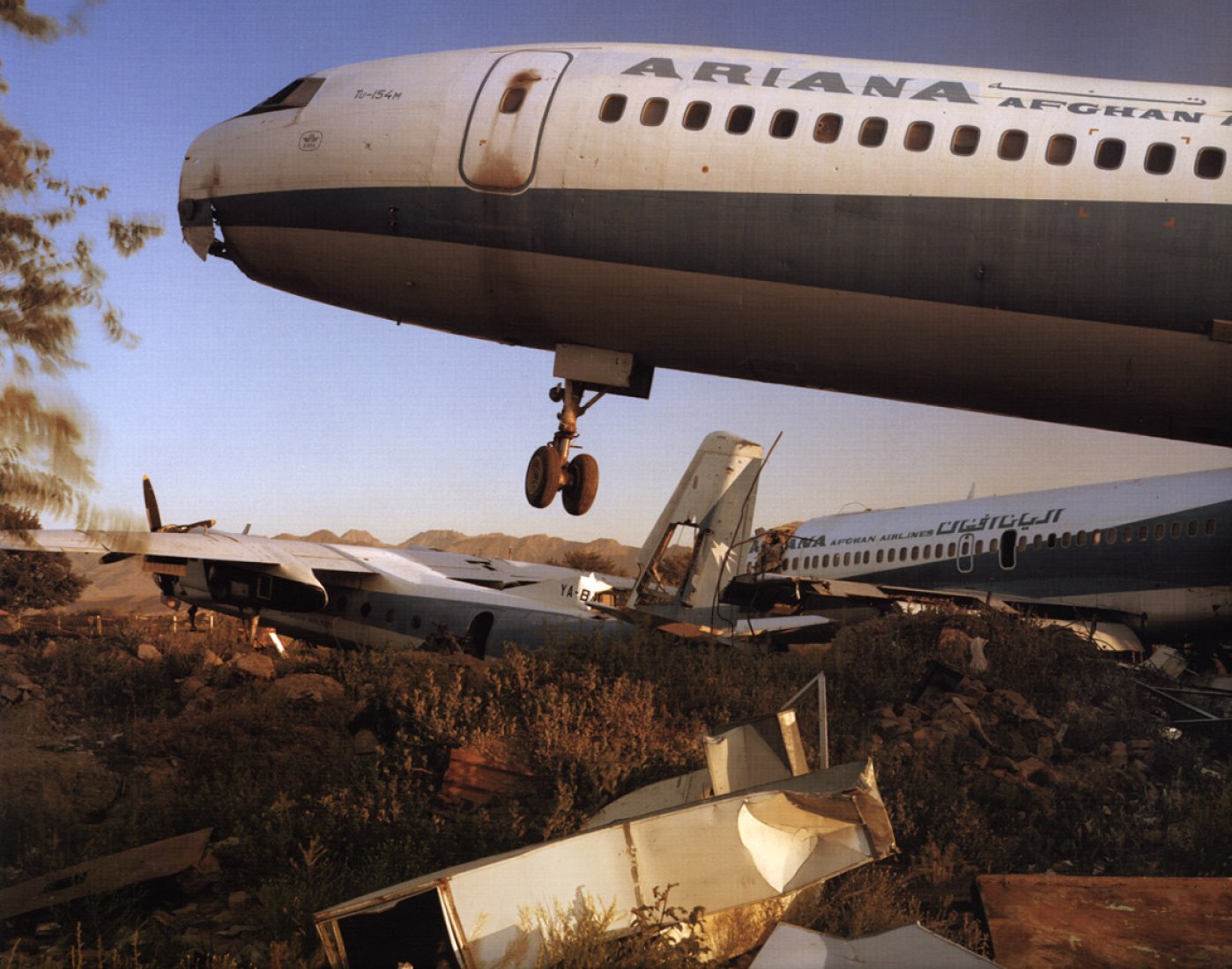 Aviones de la aerolinea Wrecked Ariana Afghan Airlines en el aeropuerto de Kabul en una zona minada. Por Simon Norfolk