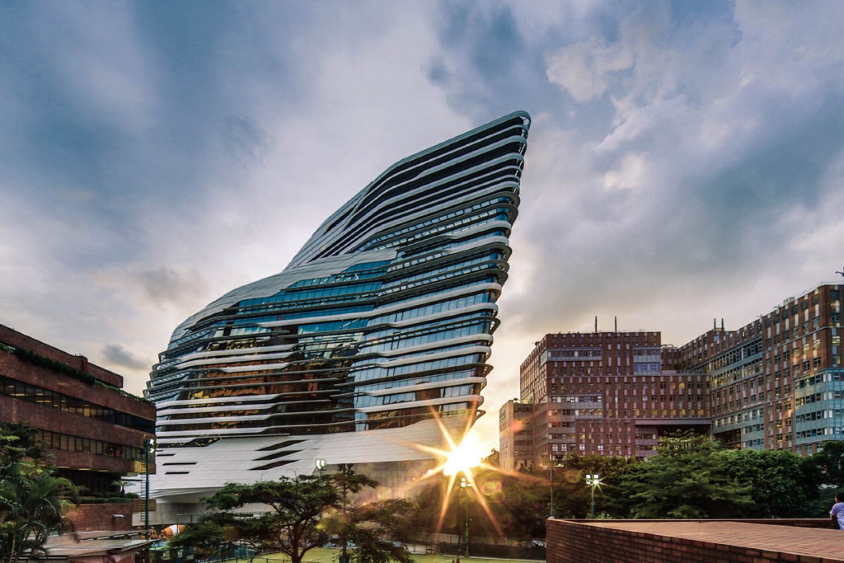 Vista exterior, Innovation Tower en la Hong Kong Polytechnic University. Fotografía © Edmon Leong.