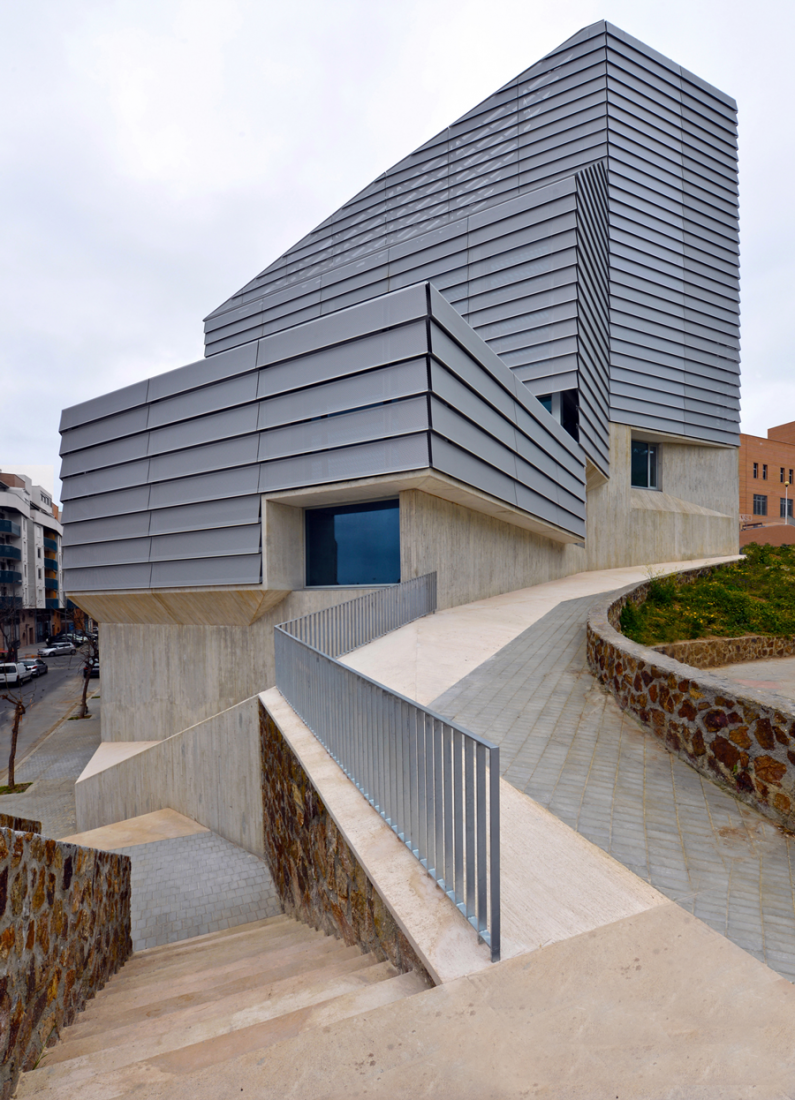 Vista exterior desde acceso superior. Biblioteca Pública de Ceuta, por ParedesPedrosa arquitectos. Fotografía © Fernando Alda. 