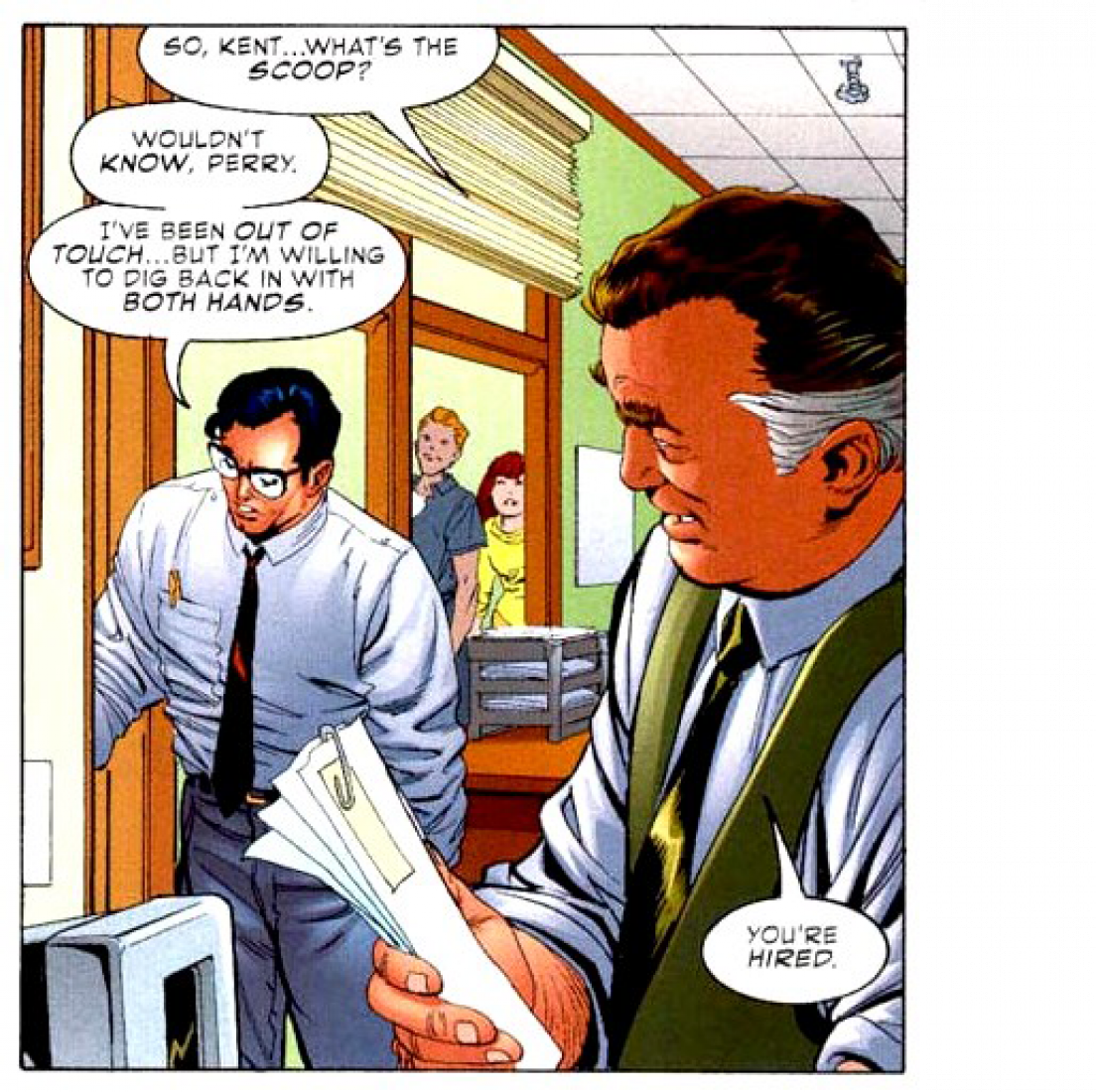 Clark Kent hablando con el director del 