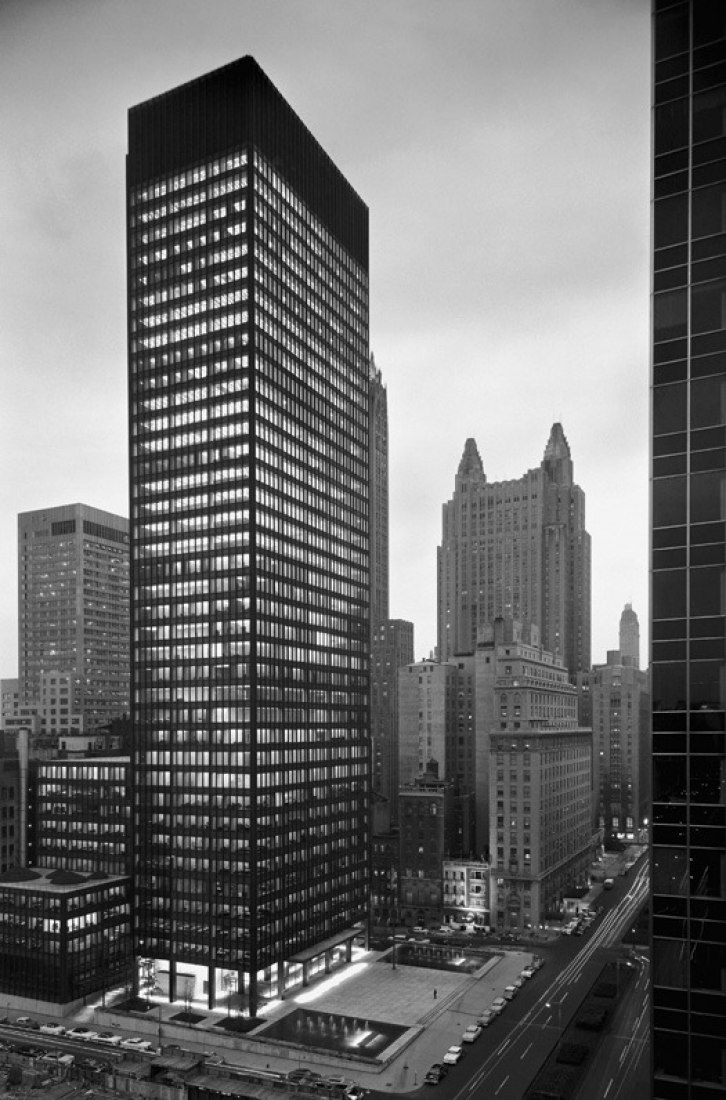 Edificio Seagram, Ludwig Mies van der Rohe y Philip Johnson, arquitectos; Kahn y Jacobs, arquitectos asociados; Phyllis Lambert, director de planeamiento. Vista desde el noroeste al atardecer, 375 Park Avenue, Nueva York, 1954–58. [Fotografía por Ezra Stoller © Esto, 1958, cortesía del Canadian Centre for Architecture] 