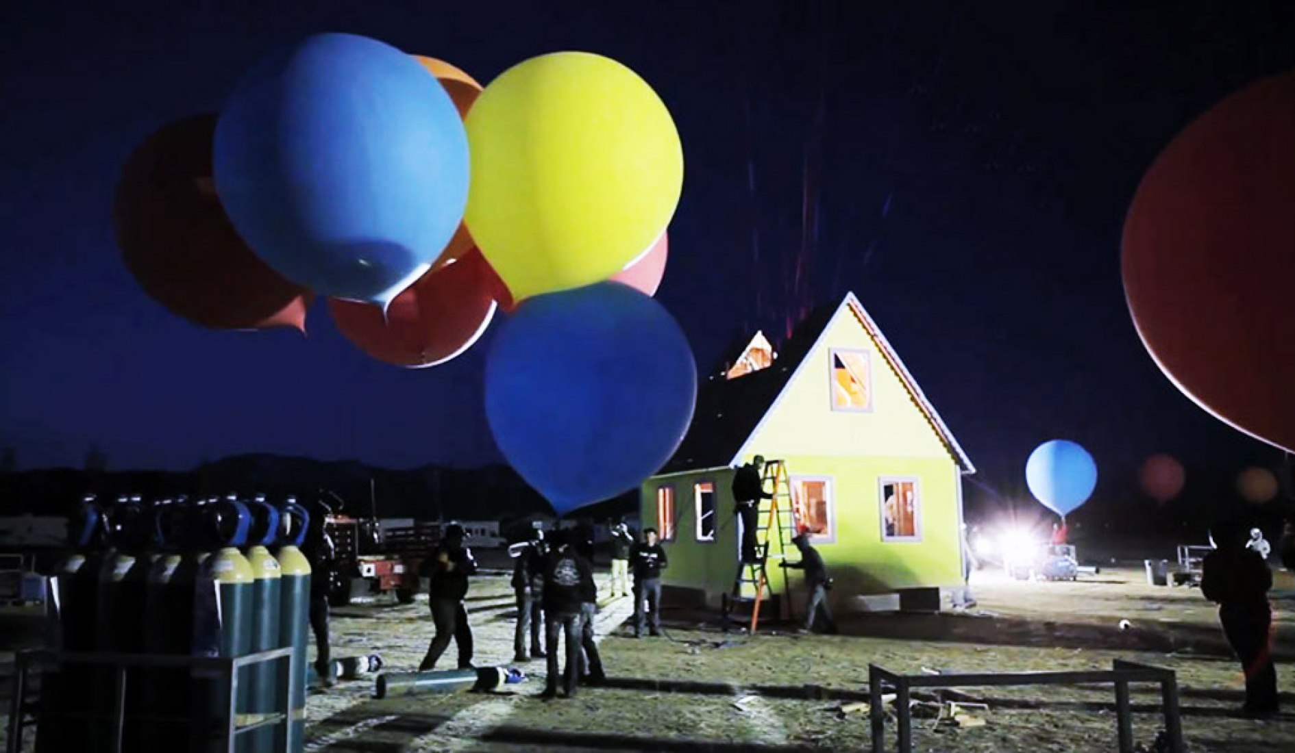 Летающий дом 4. Летающий дом. Летающий дом на шариках. Вверх дом с шариками.