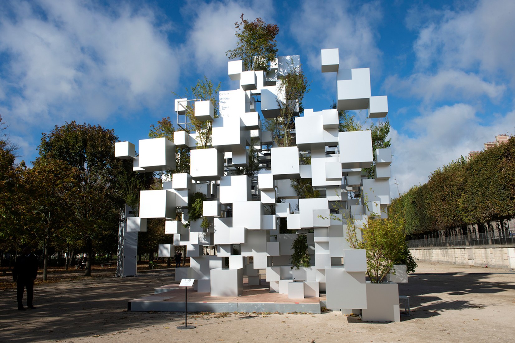 Sou Fujimoto, Small Nomad House project «Many Small Cubes», 2014. Steel, anodized aluminum, trees. 800 x 900 x 1000 cm. By Galerie Philippe Gravier, Paris , 2014. Photograph © Marc Domage