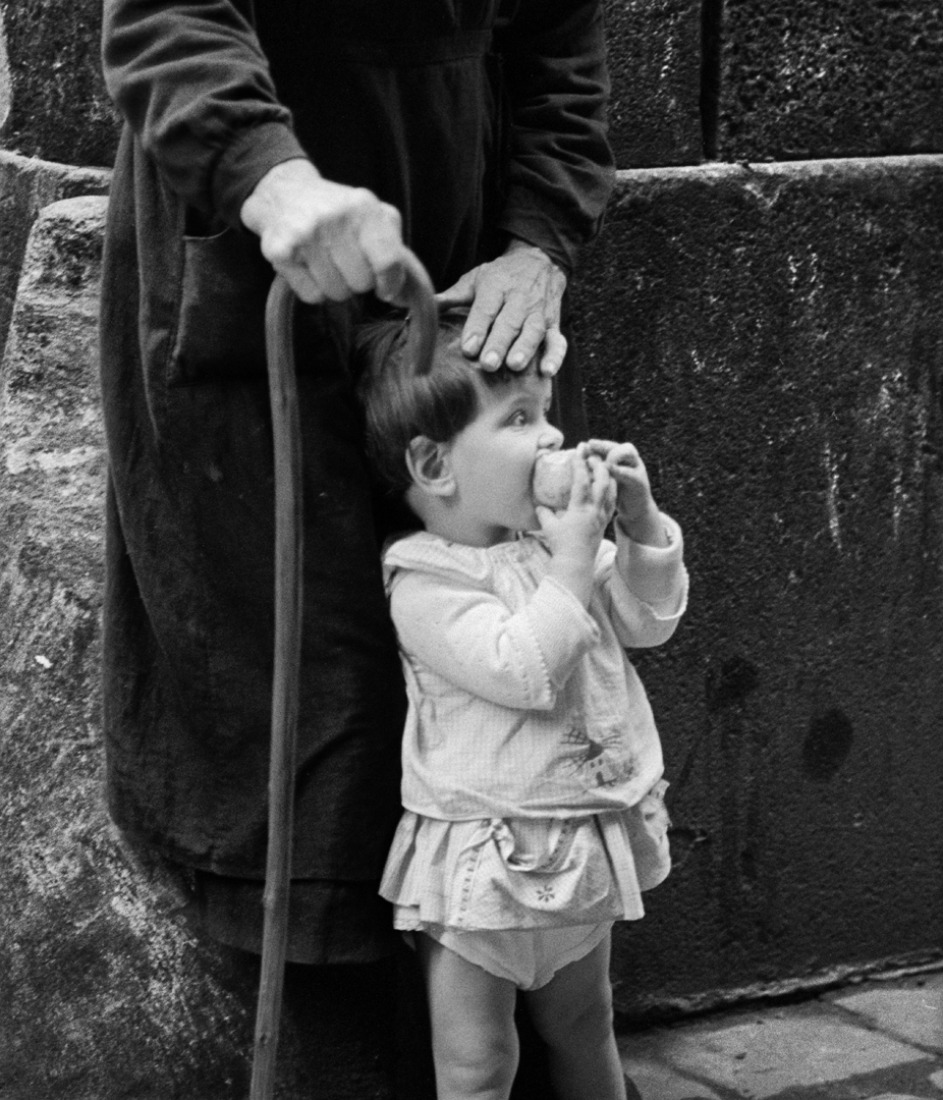 The protective hand, Barrio de la Ribera, Barcelona, 1963. Photograph © Eugeni Forcano.