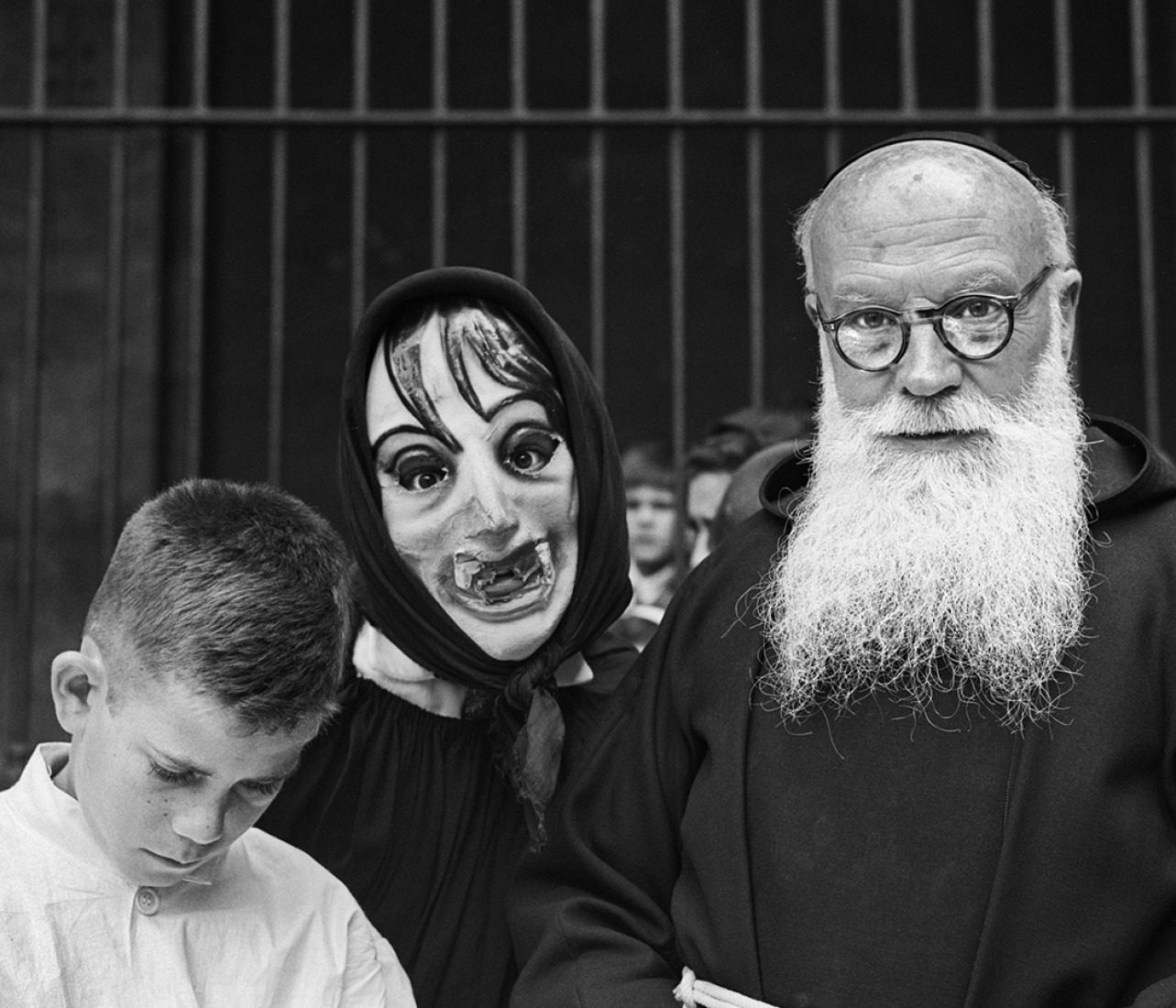 The intruder mask. Feast of Sant Ponç, Barcelona, 1964. Photograph © Eugeni Forcano.