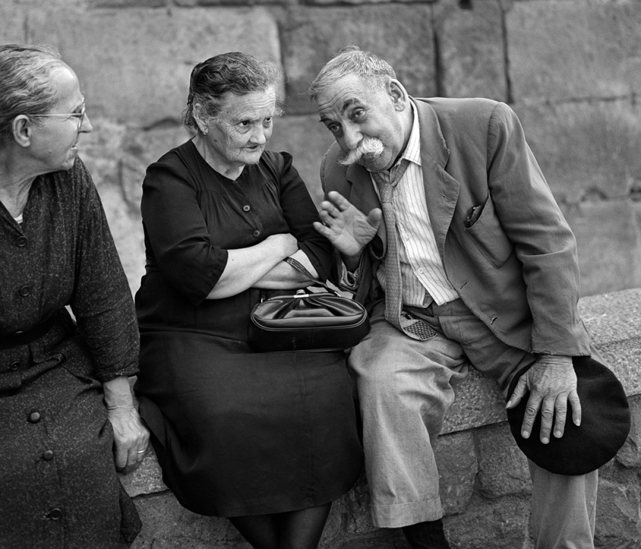 Confidences, cathedral, Barcelona, 1966. Photograph © Eugeni Forcano.