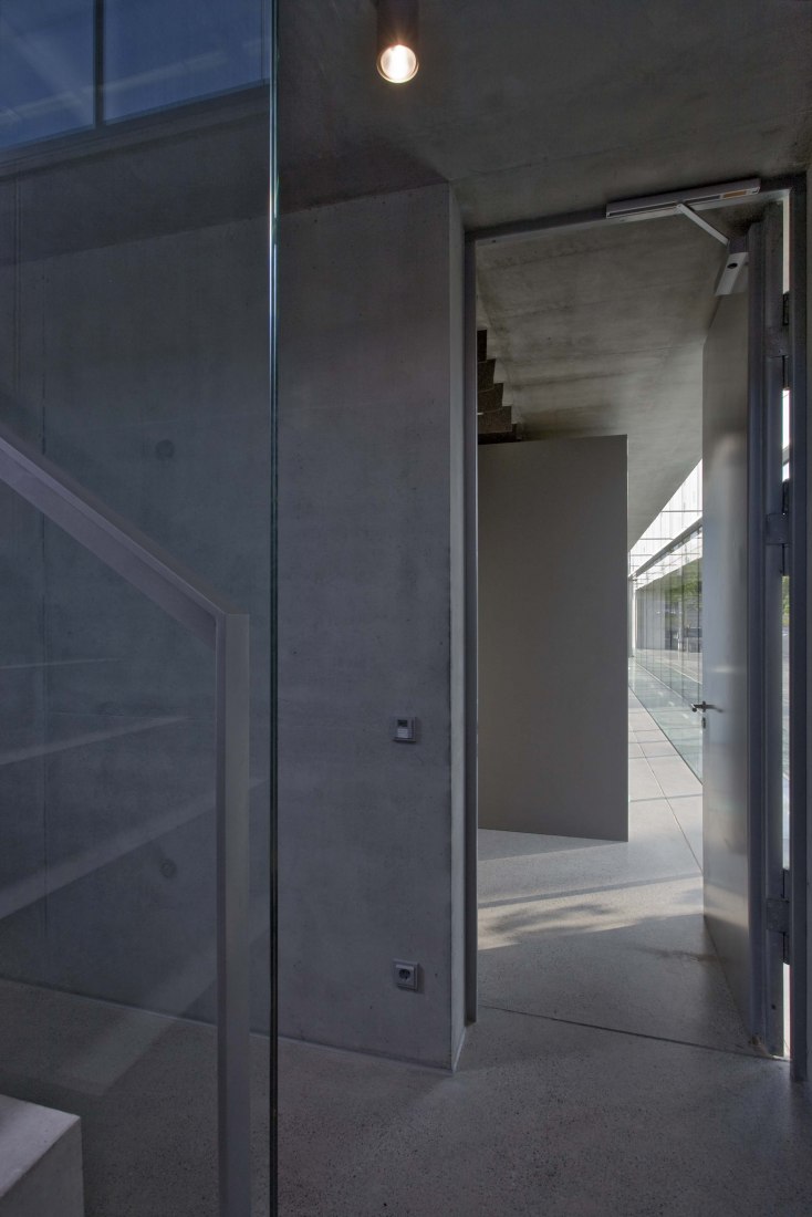 Núcleo de escaleras del Centro de Conocimientos Glastroesch por Becker Architekten. Fotografía © Nikolaus Grünwald.