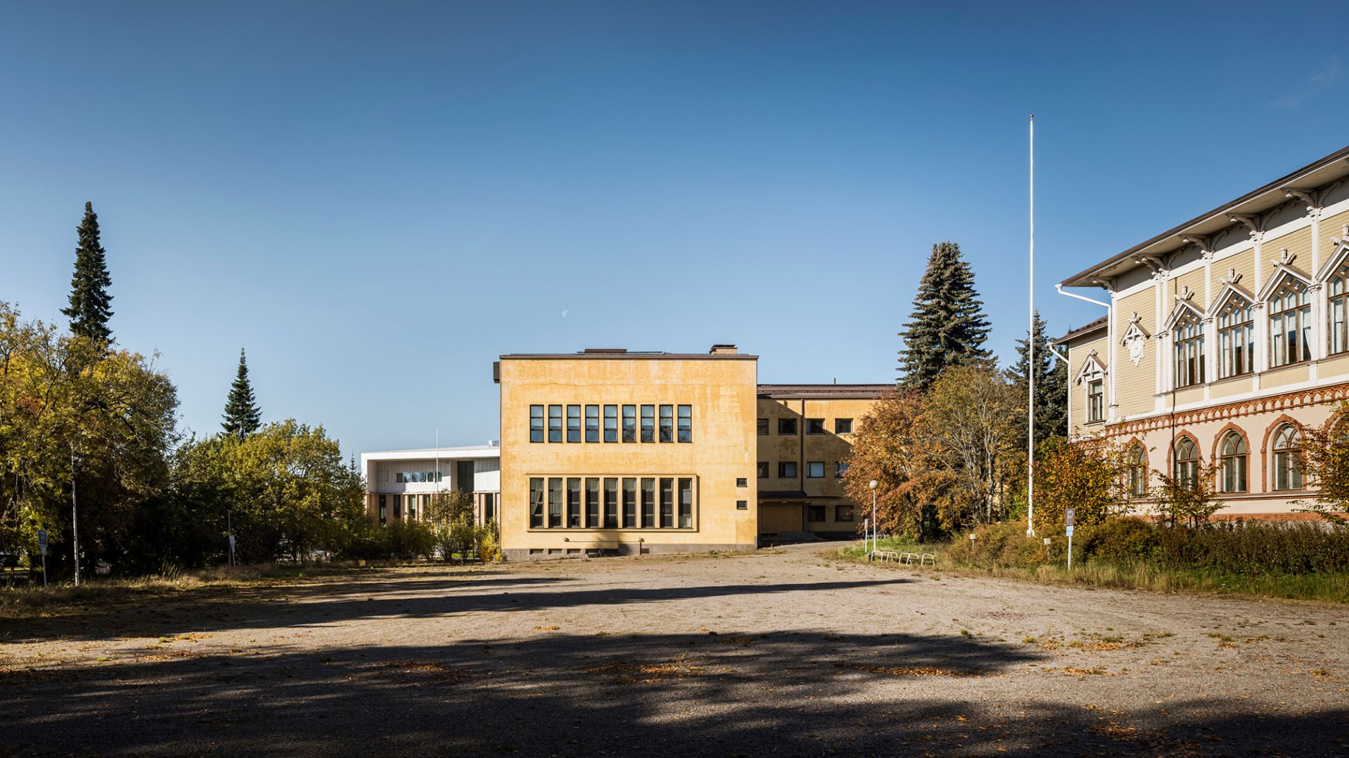 An space that mix free time and studies. Upper Secondary School by