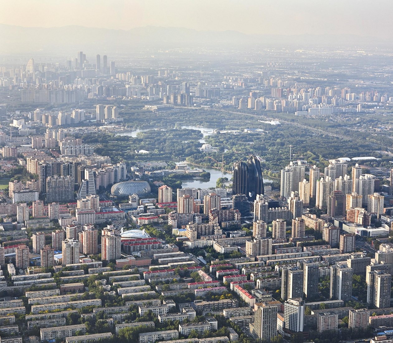 Vista de pajaro de la ciudad. Chaoyang Park Plaza en Pekín por MAD Architects. Fotografía © Hufton+Crow