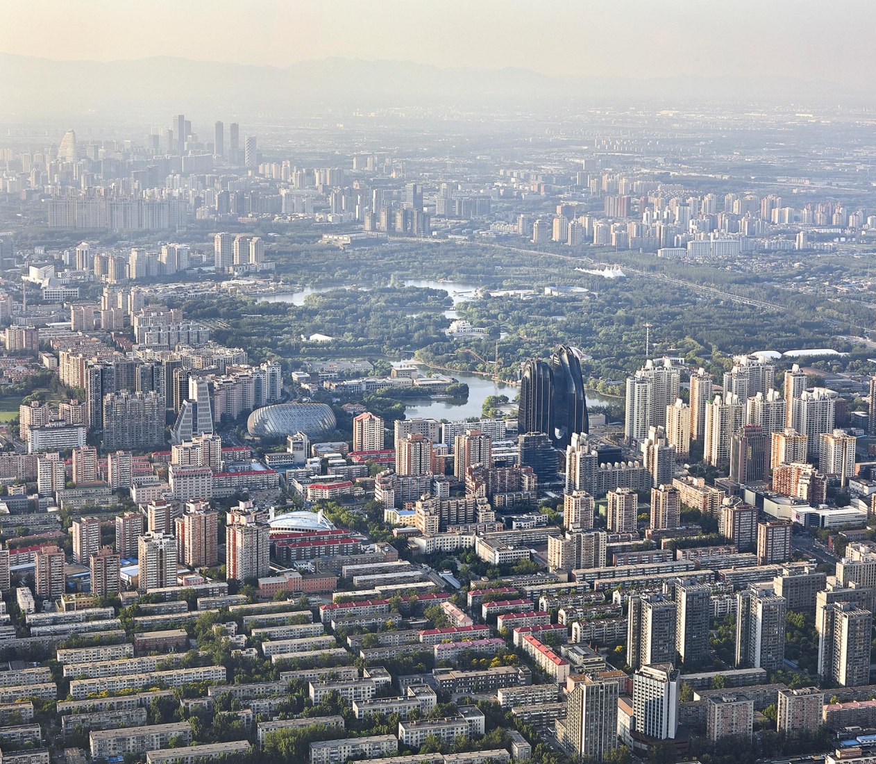 Vista de pajaro de la ciudad. Chaoyang Park Plaza en Pekín por MAD Architects. Fotografía © Hufton+Crow