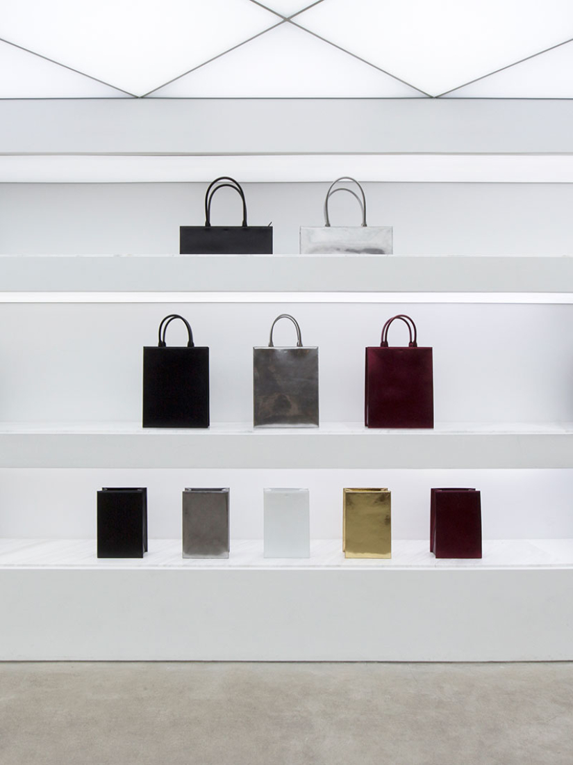 Vista interior con estanterias. Nicolas Andreas Taralis boutique por Bernard Dubois. Fotografía © Bernard Dubois.