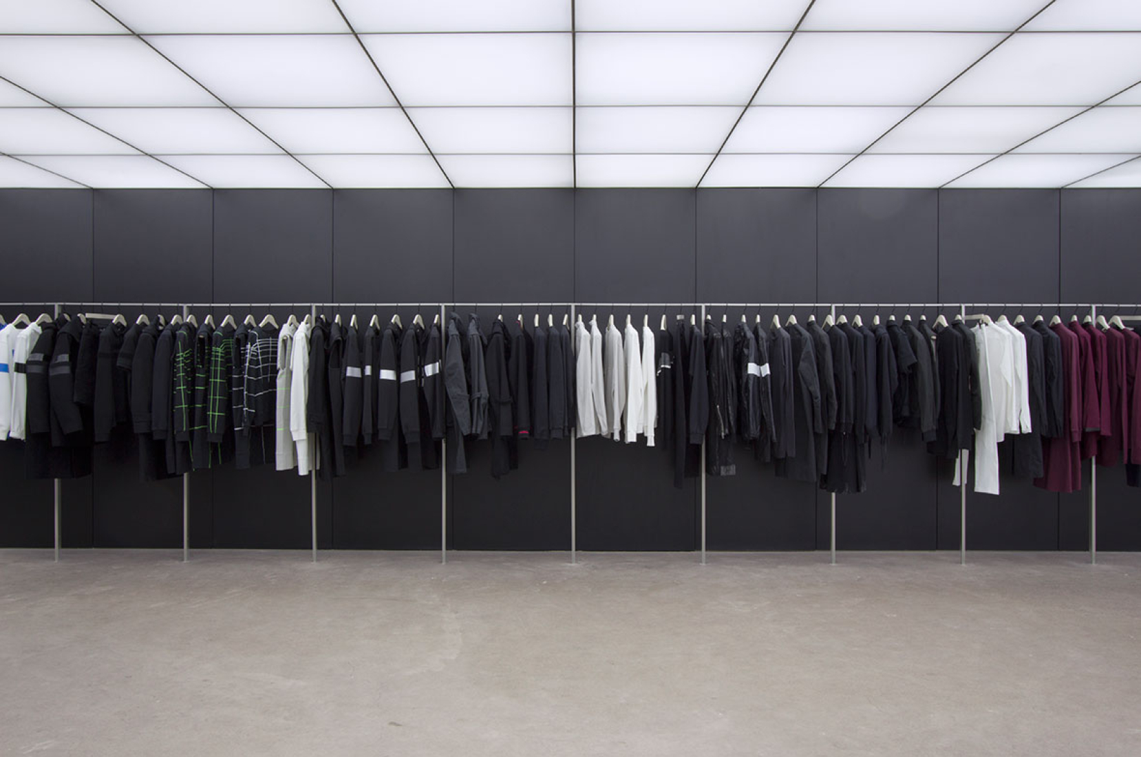 Vista interior. Nicolas Andreas Taralis boutique por Bernard Dubois. Fotografía © Bernard Dubois.