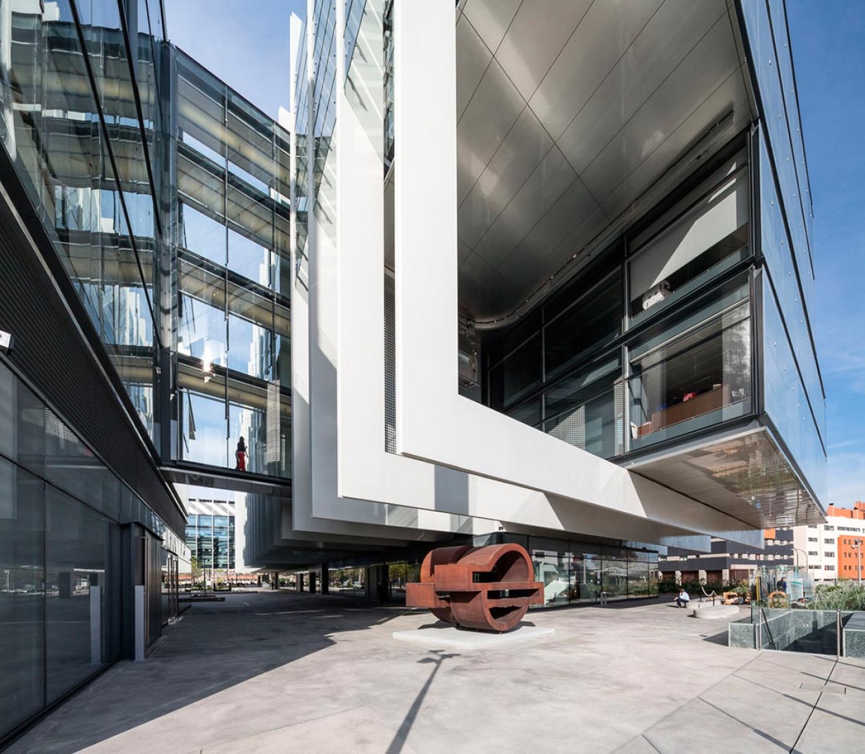 Campus Repsol in Madrid, by Rafael de La-Hoz Arquitectos. Photography © Filippo Poli. 