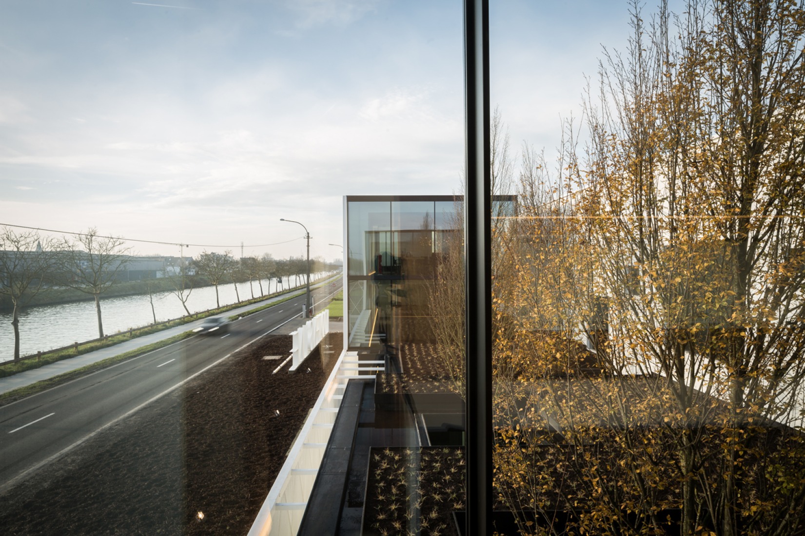 View of the cannal from the kitchen. Office LL by Caan Architecten. Photograph © Thomas De Bruyne – Cafeine.