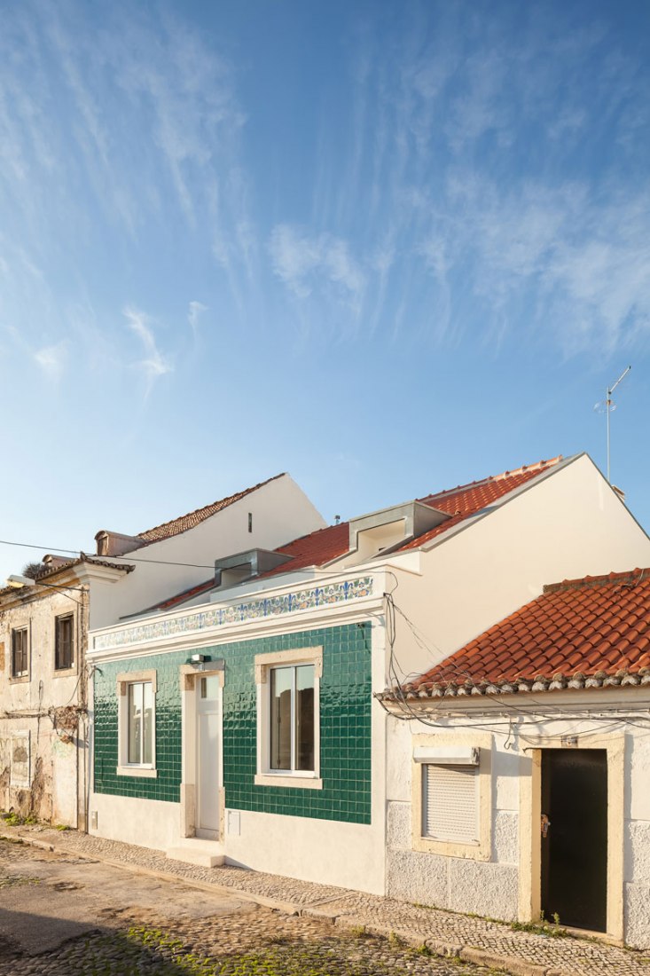 Exterior view. Terras 8 house by Colectivo CAIS. Photography © Francisco Nogueira. 