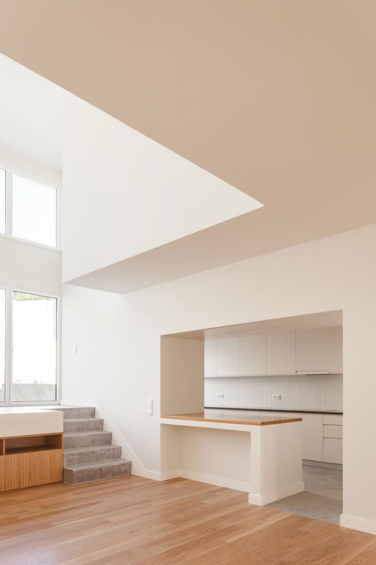 Inside view. Terras 8 house by Colectivo CAIS. Photography © Francisco Nogueira.