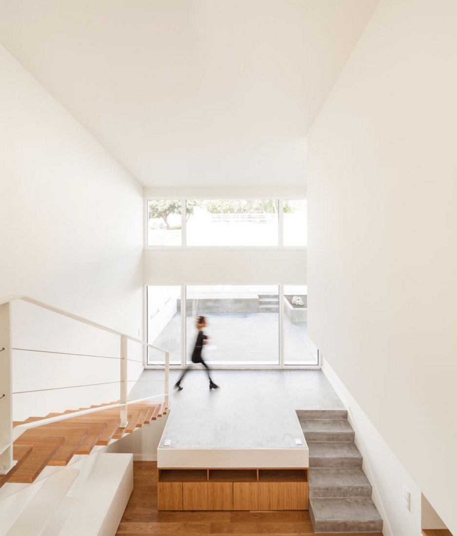 Inside view. Terras 8 house by Colectivo CAIS. Photography © Francisco Nogueira.