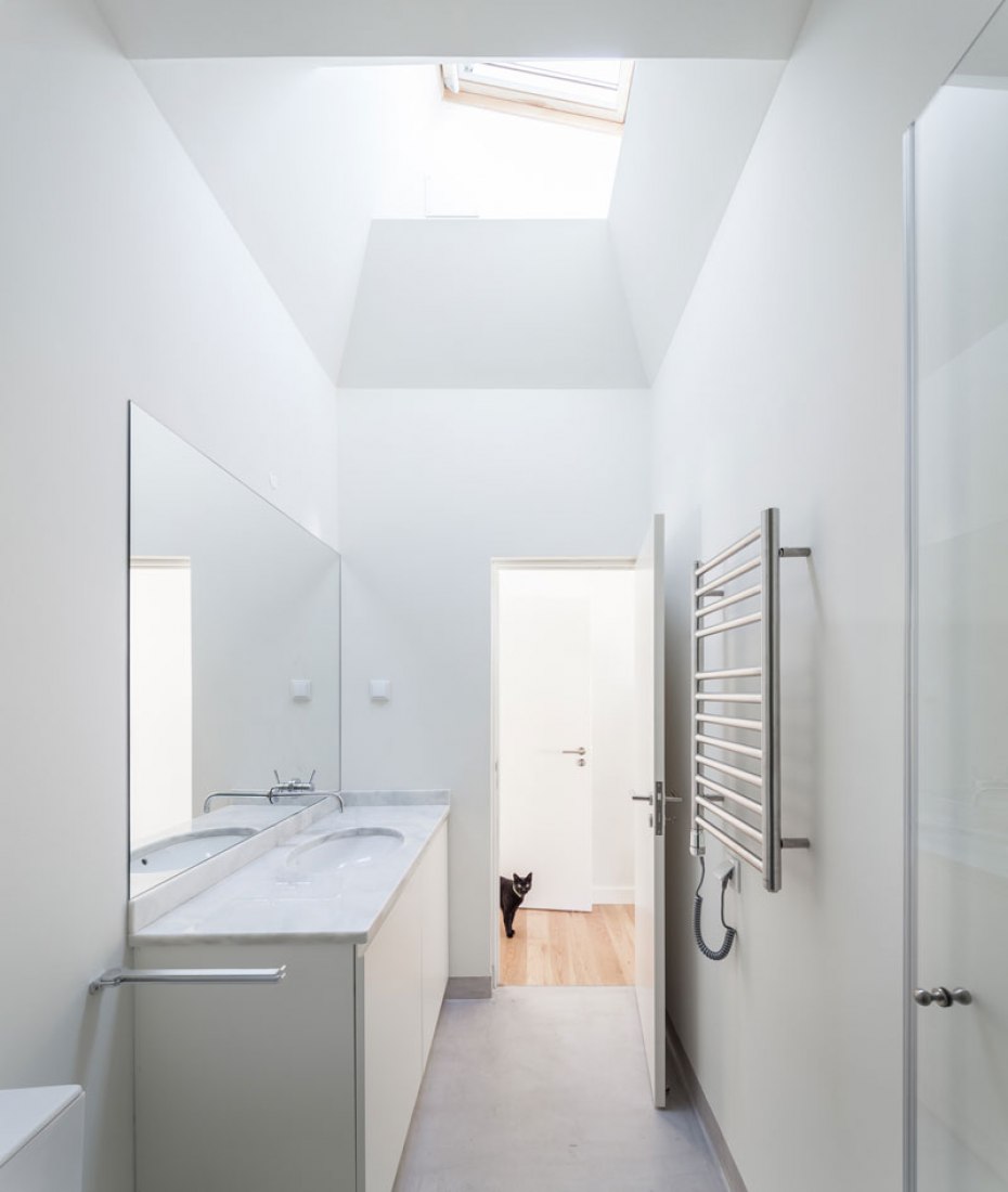 Inside view. Terras 8 house by Colectivo CAIS. Photography © Francisco Nogueira.
