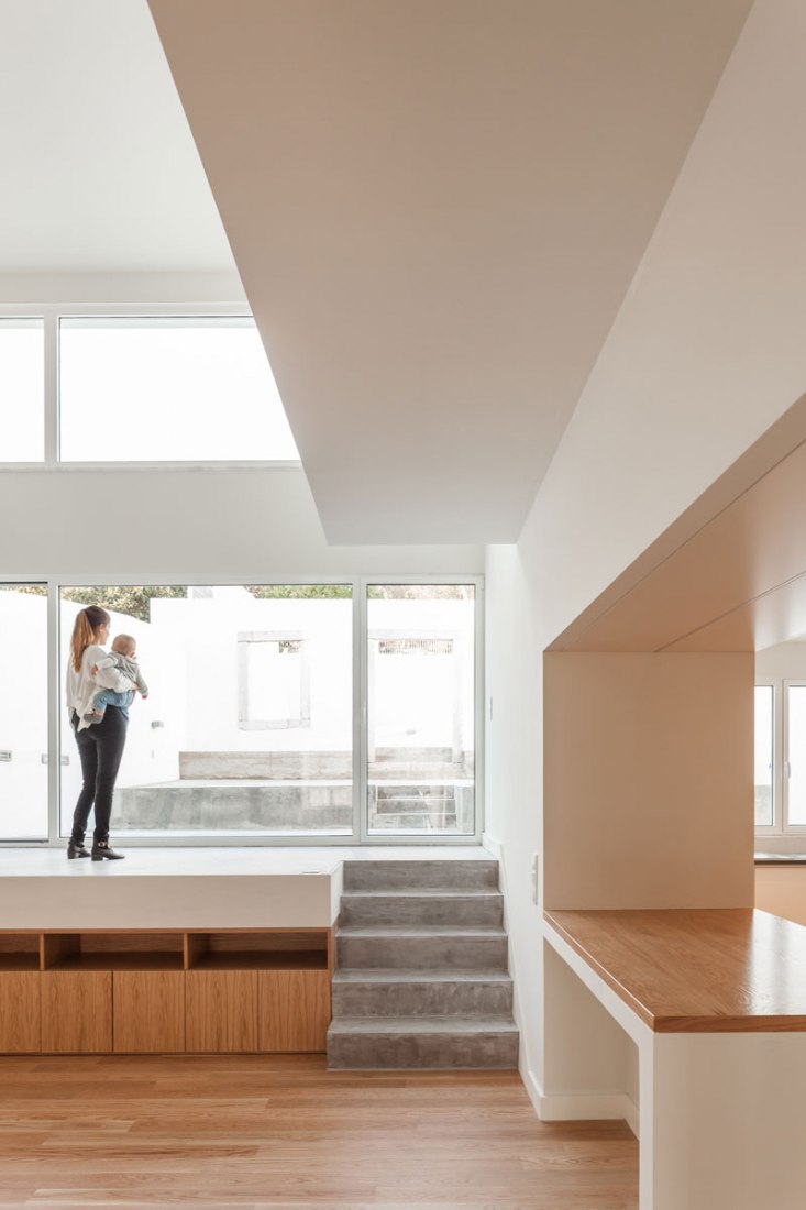 Inside view. Terras 8 house by Colectivo CAIS. Photography © Francisco Nogueira.
