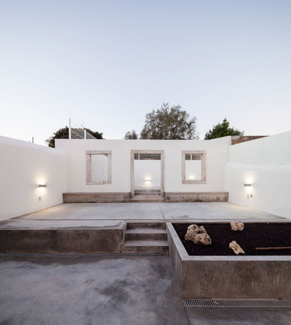 Exterior view. Terras 8 house by Colectivo CAIS. Photography © Francisco Nogueira. 