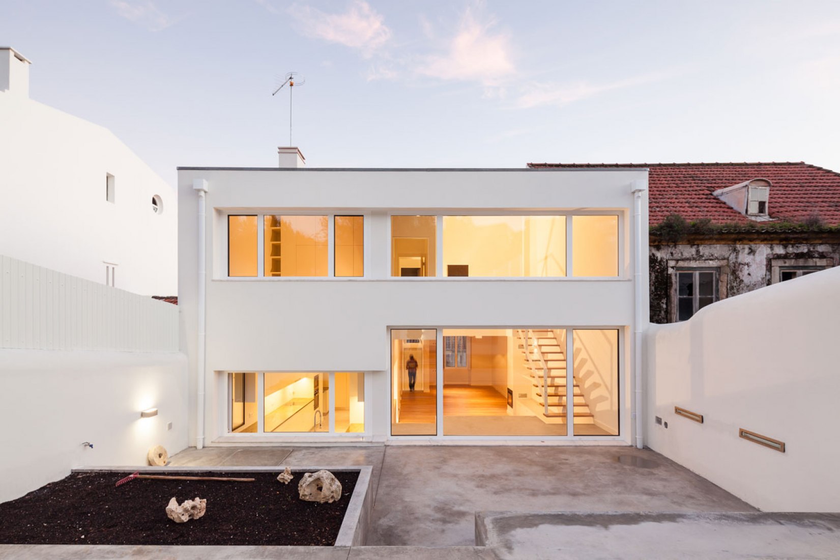 Exterior view. Terras 8 house by Colectivo CAIS. Photography © Francisco Nogueira. 