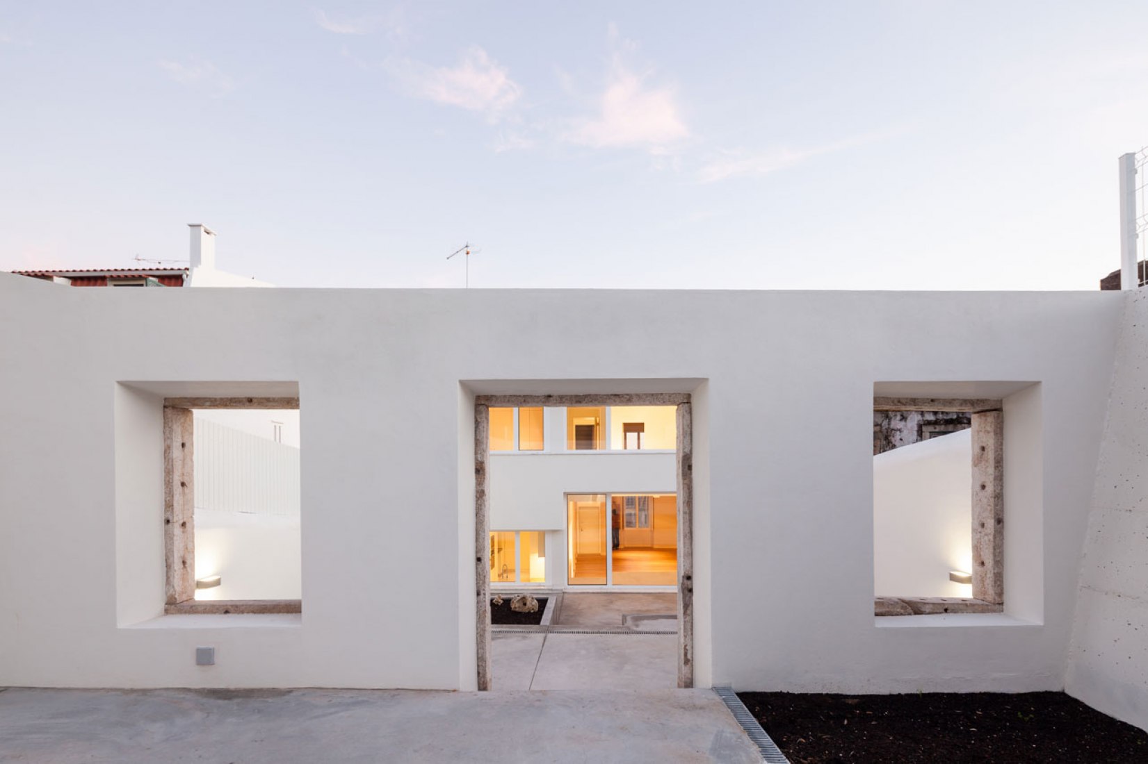 Exterior view. Terras 8 house by Colectivo CAIS. Photography © Francisco Nogueira. 