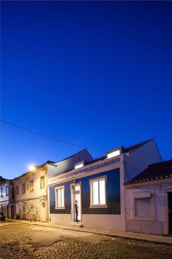 Exterior view. Terras 8 house by Colectivo CAIS. Photography © Francisco Nogueira. 