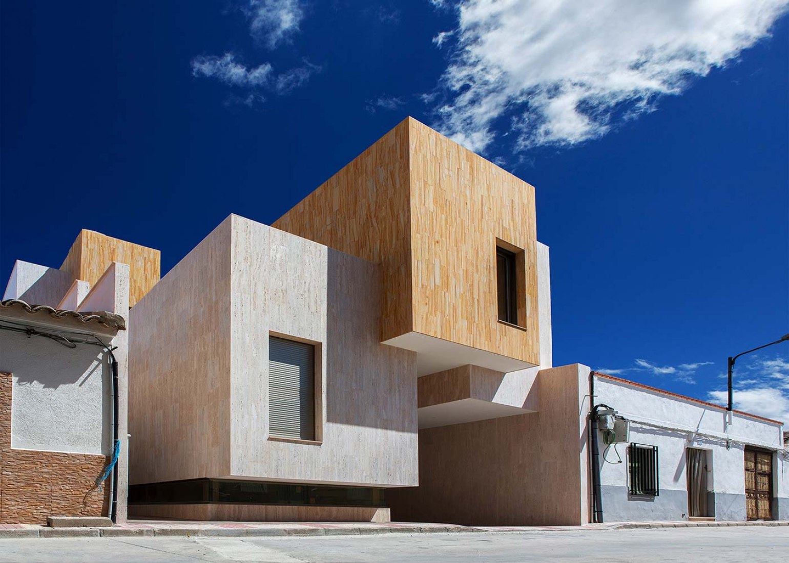 Exterior view. House R+ by OOIIO. Photography © Eugenio H. Vegue and Francisco Sepúlveda.
