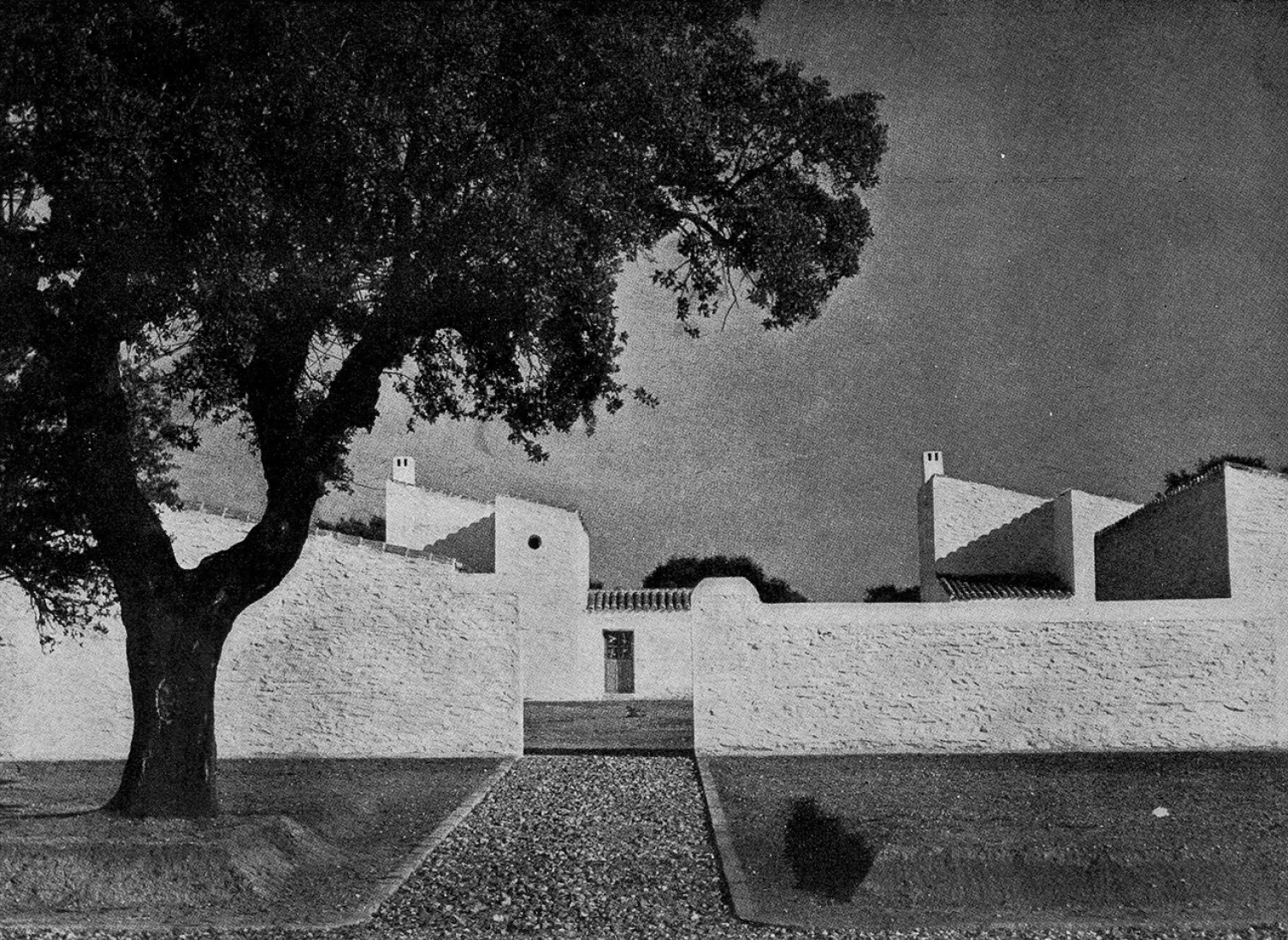 Moya Blanco, L. (1950): «Tradicionalistas, funcionalistas y otros», Revista Nacional de Arquitectura, Madrid: Sociedad Central de Arquitectos, n.102, pp.261-269, n.103, pp. 319-326.