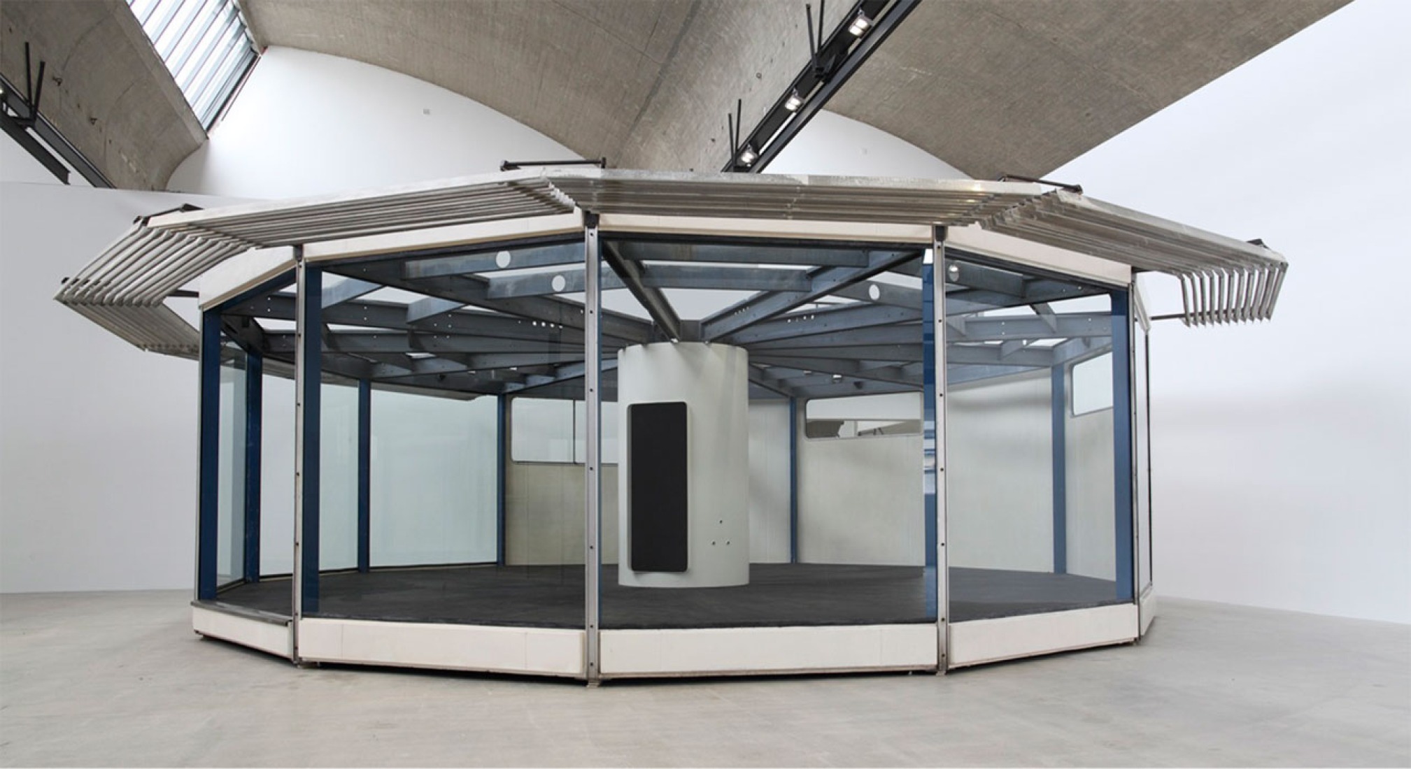 Video screenshot. Total filling station by Jean Prouvé. 