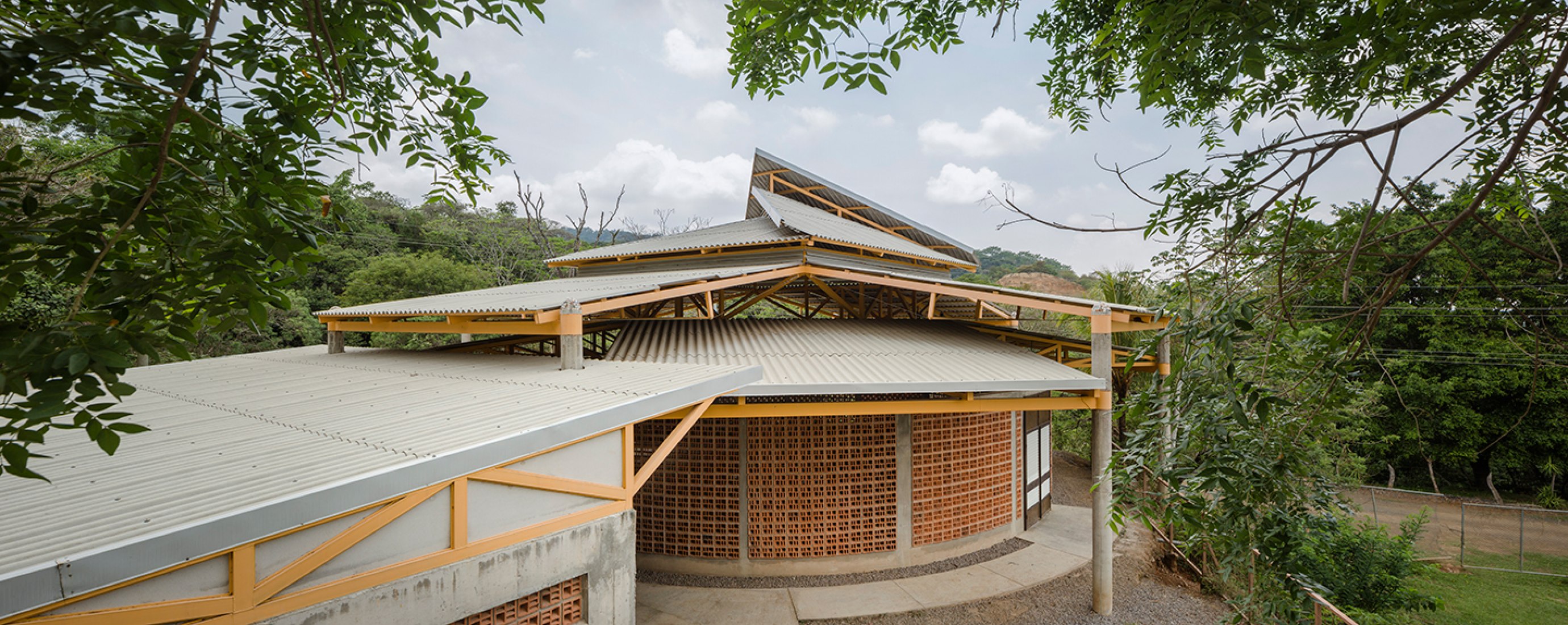 Vista exterior. Centro comunitario en El Rodeo de Mora por Fournier Rojas Arquitectos. Fotografía © Fernando Alda.