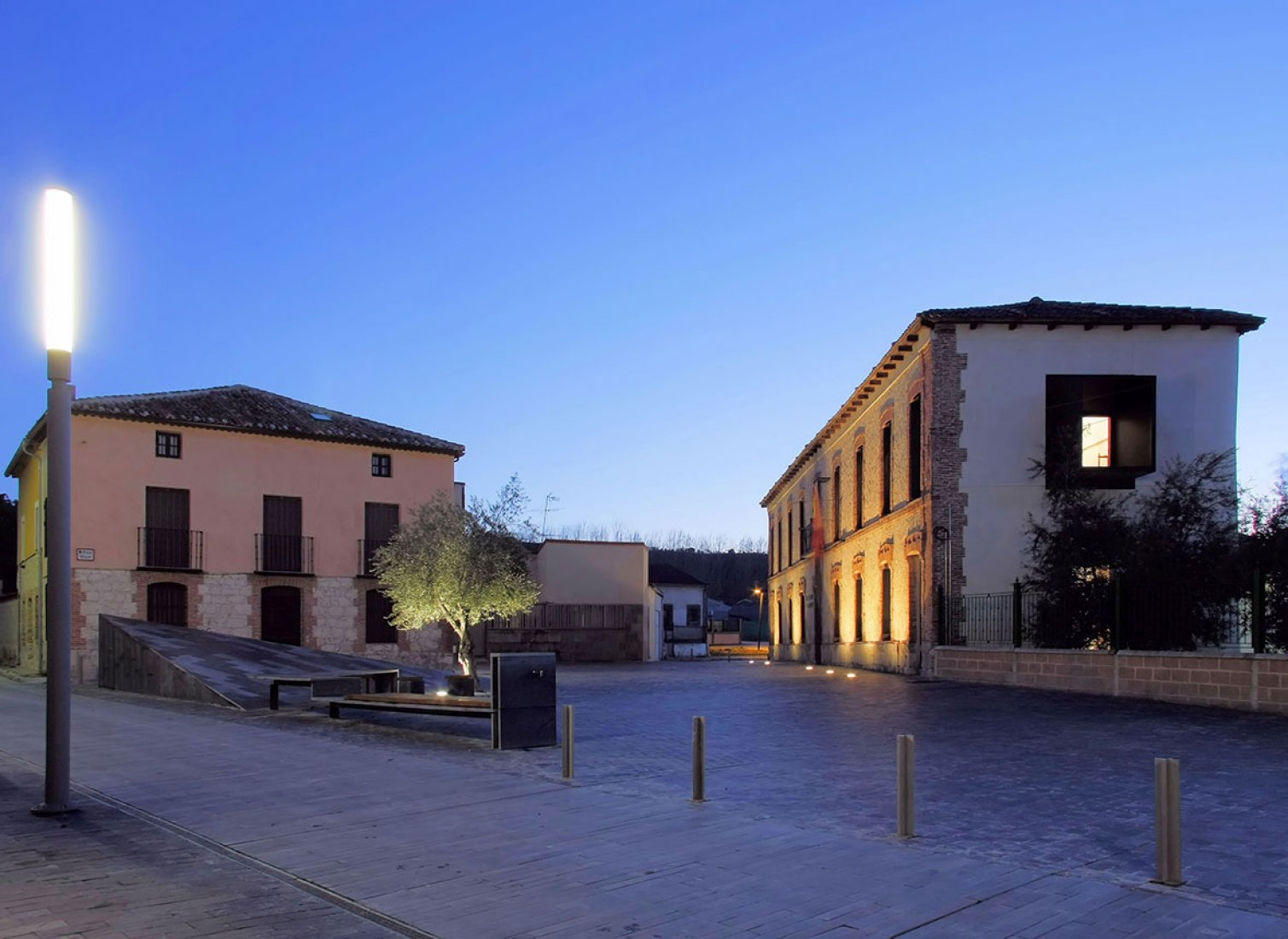 General view. Plaza Mayor of Traspinedo by Óscar Miguel Ares Álvarez. Photography © Óscar Miguel Ares.ttps://www.metalocus.es/en/node/16824/editeral. Plaza Mayor de Traspinedo por Óscar Miguel Ares Álvarez. Fotografía © Óscar Miguel Ares.