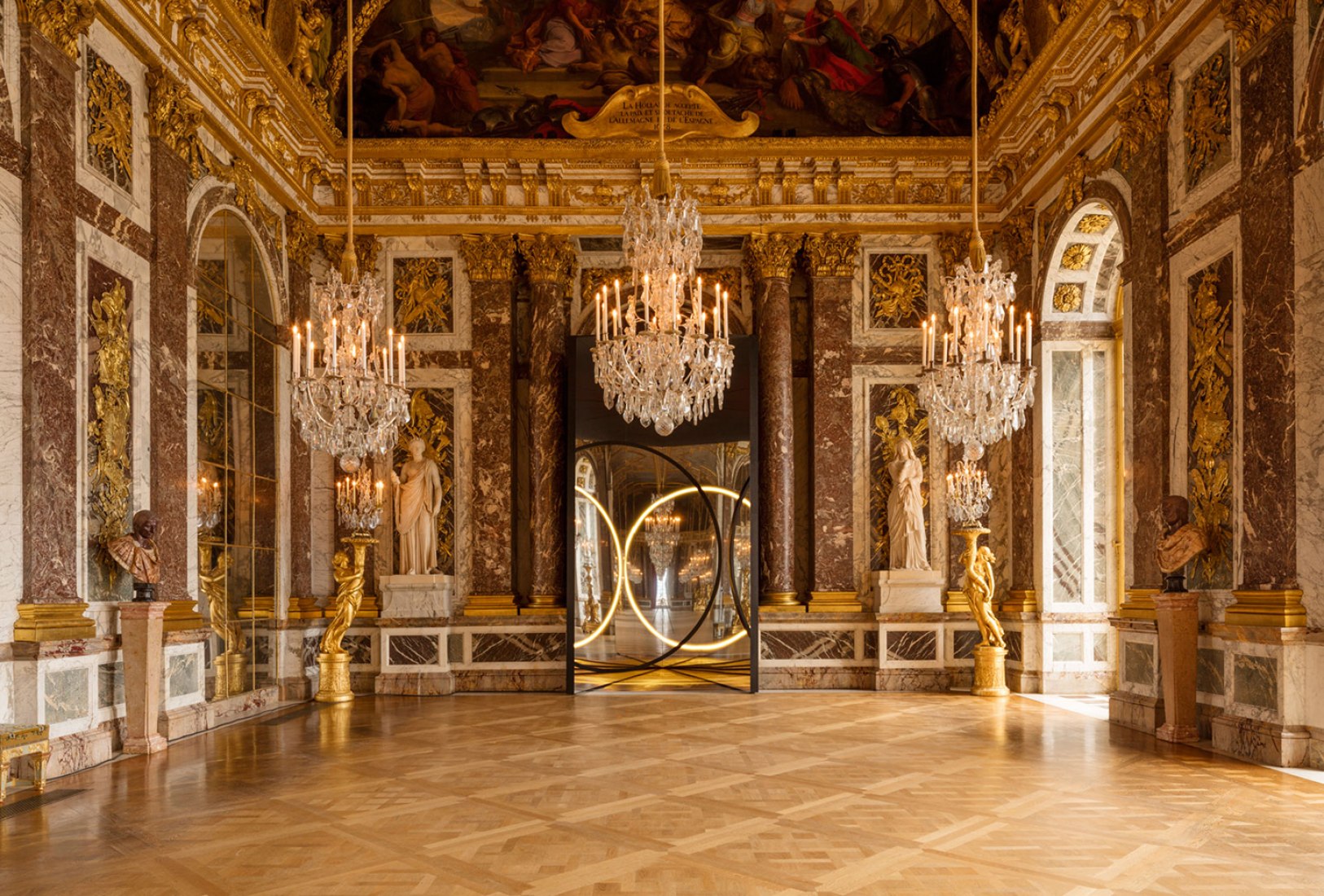 Версаль интерьер. Версальский дворец, Версаль дворец Версаля. Версальский дворец Версаль внутри. Версаль зеркальная галерея Версальского дворца.