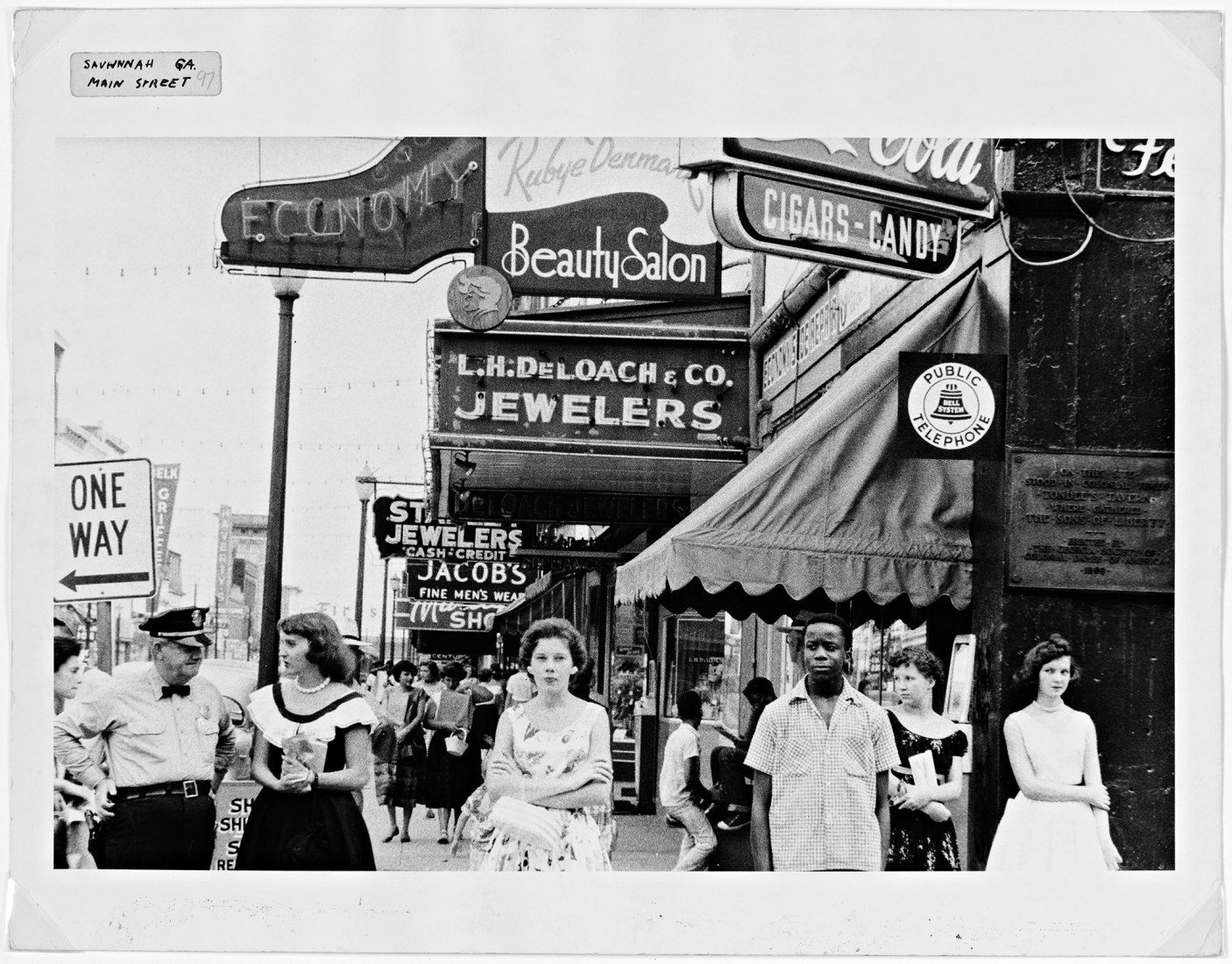 Robert Frank, Main Street - Savannah, Georgia, 1955. Impresión Gelatina de plata. Donación de Raymond B. Gary, 1984.493.44 © Robert Frank