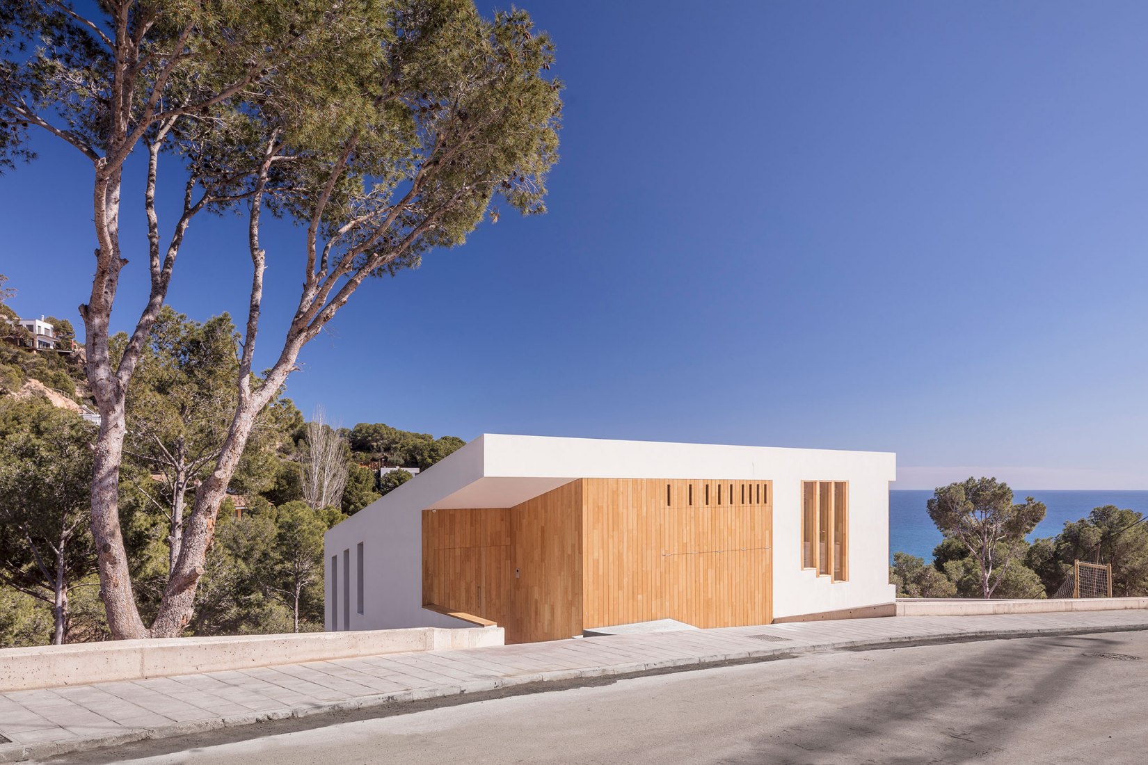 Casa Tamariu por 05AM Arquitectura. Fotografía por Adrià Goula.