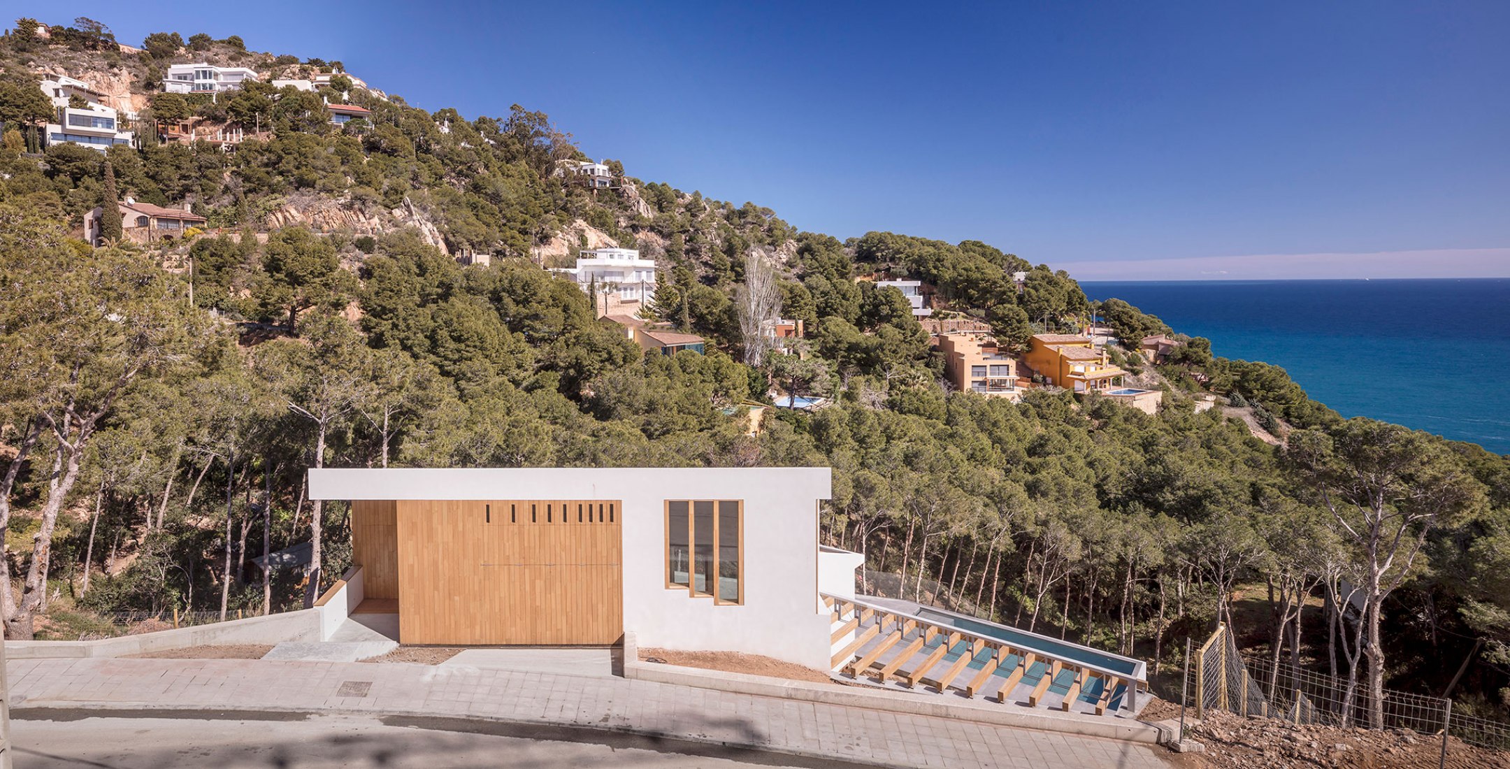 Casa Tamariu por 05AM Arquitectura. Fotografía por Adrià Goula.