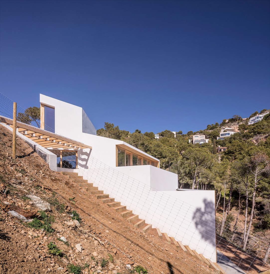 Casa Tamariu por 05AM Arquitectura. Fotografía por Adrià Goula.