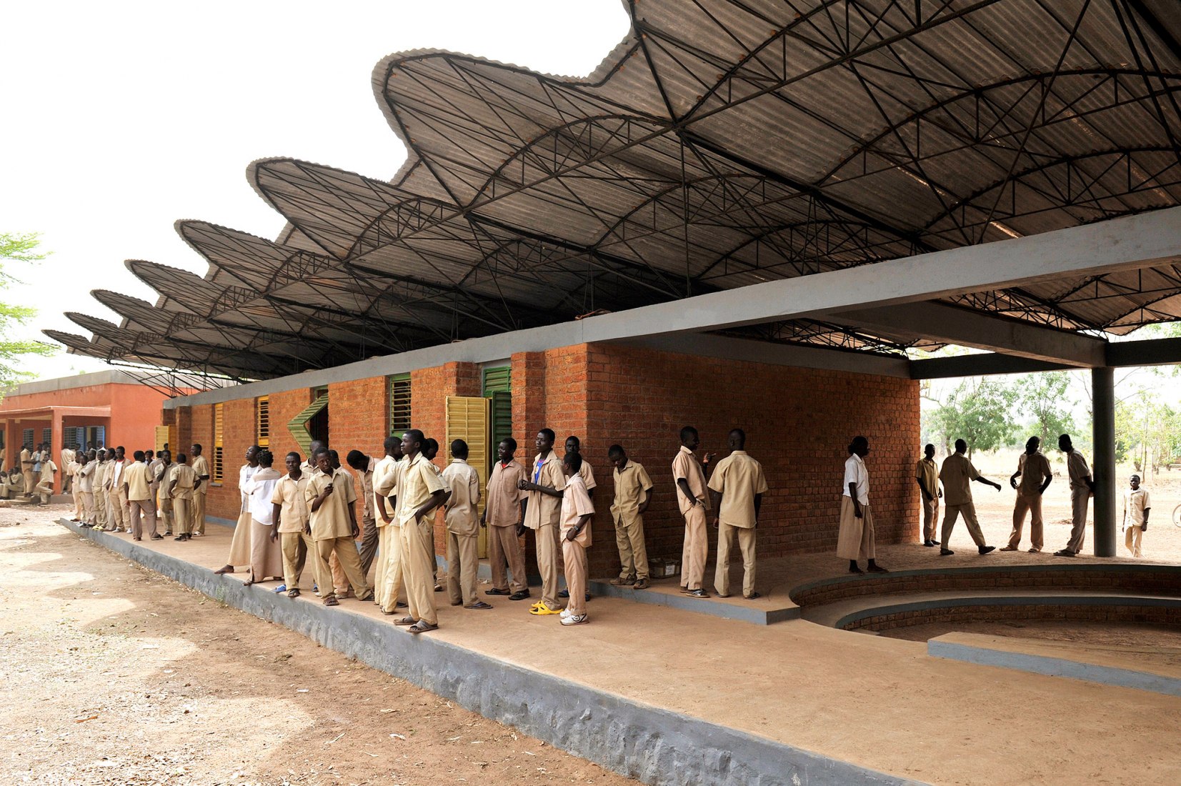 Escuela secundaria Dano por Francis Kéré. Fotografía de Erik-Jan Ouwerkerk