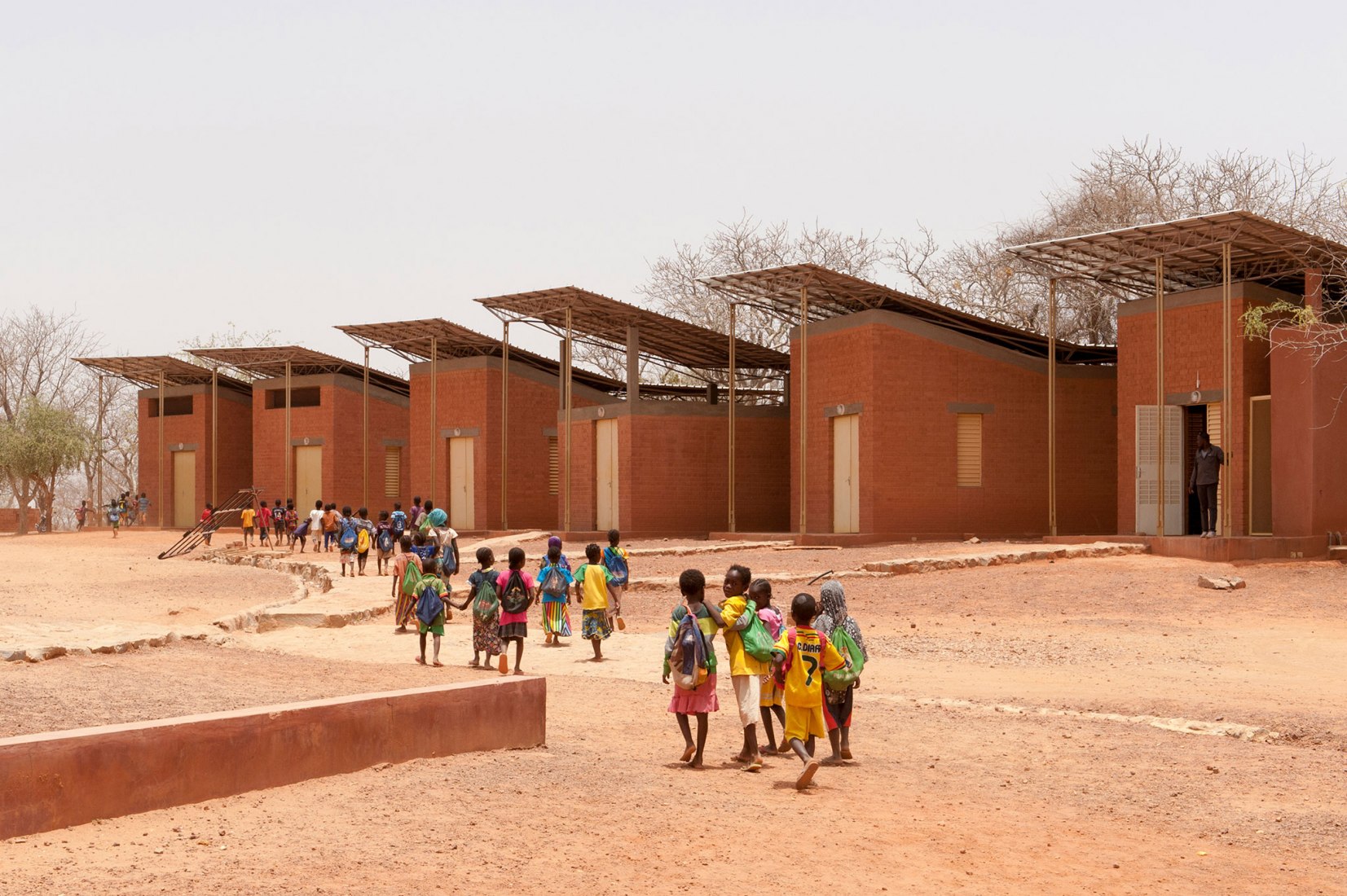 Opera Village por Francis Kéré. Fotografía por Erik-Jan Ouwerkerk
