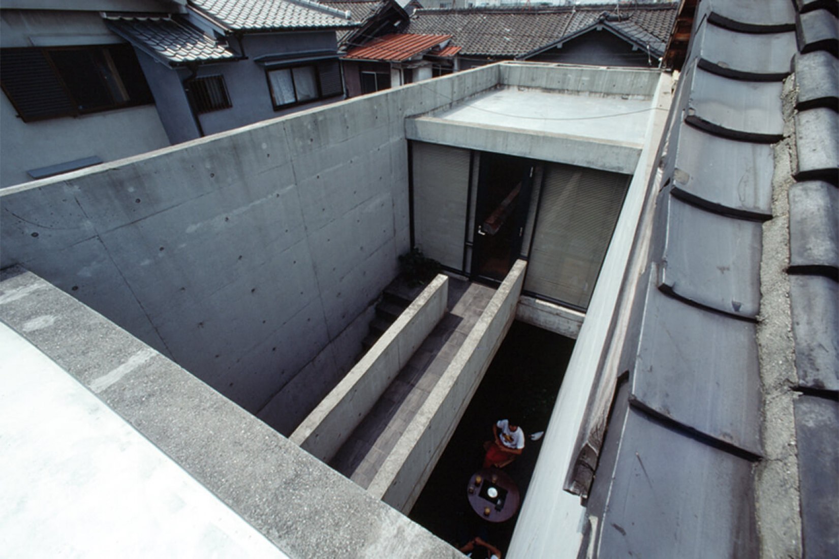 Casa Azuma por Tadao Ando. Fotografía por Mitsumasa Fujitsuka.