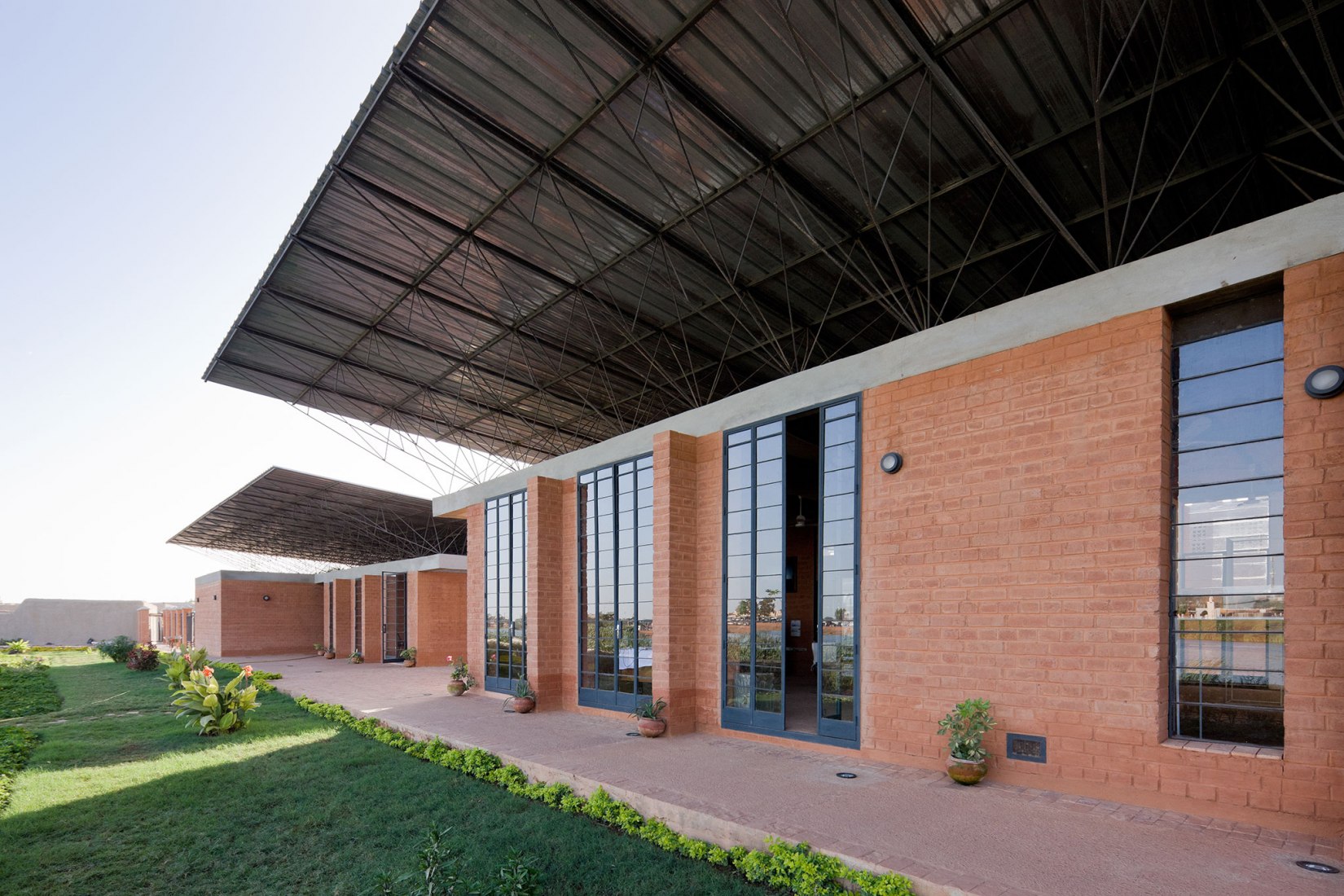 Centre de l'Architecture en Terre por Francis Kéré. Fotografía por Iwan Baan